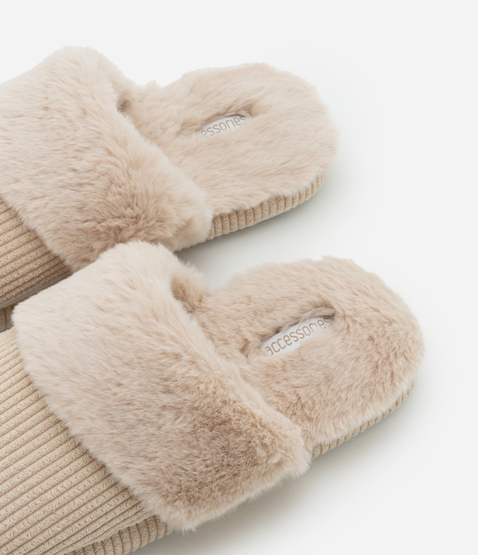 Pantufa Aberta Texturizada de Pelinhos Bege 3