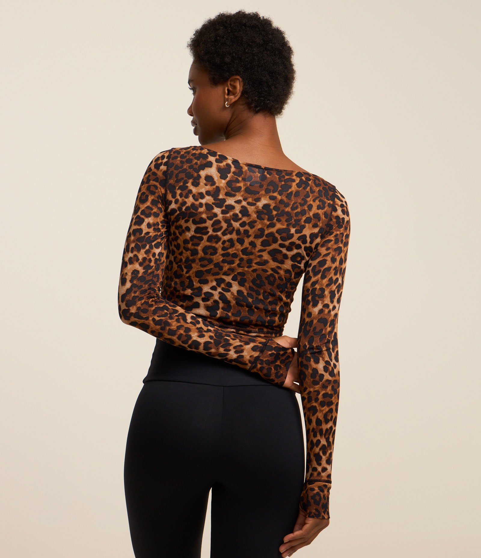 Blusa Cropped Esportiva em Microfibra com Estampa de Onça Marrom 5