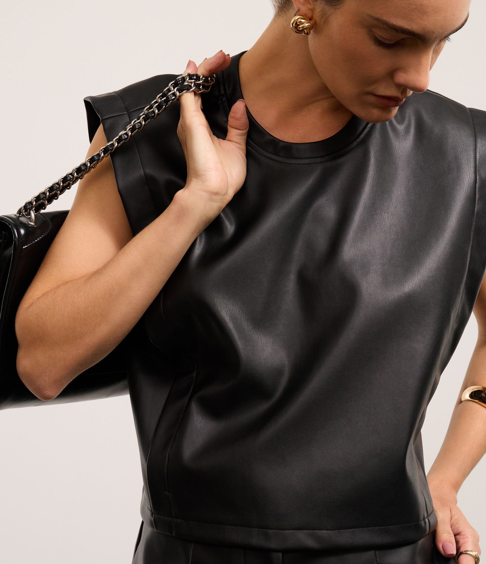 Blusa em PU com Abertura de Gota Preto 3