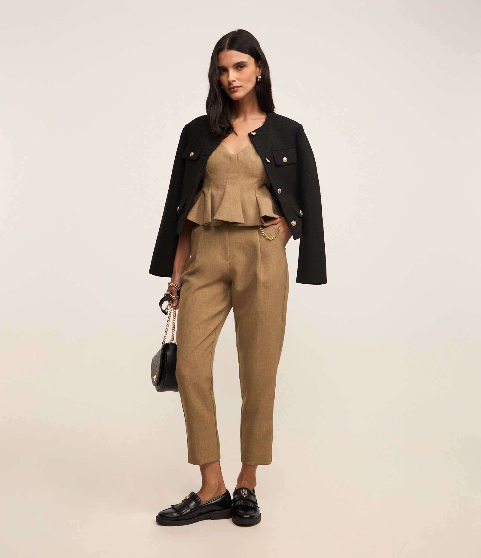 Calça Cenoura Alfaiatada Cintura Alta com Corrente nos Passantes Marrom 2