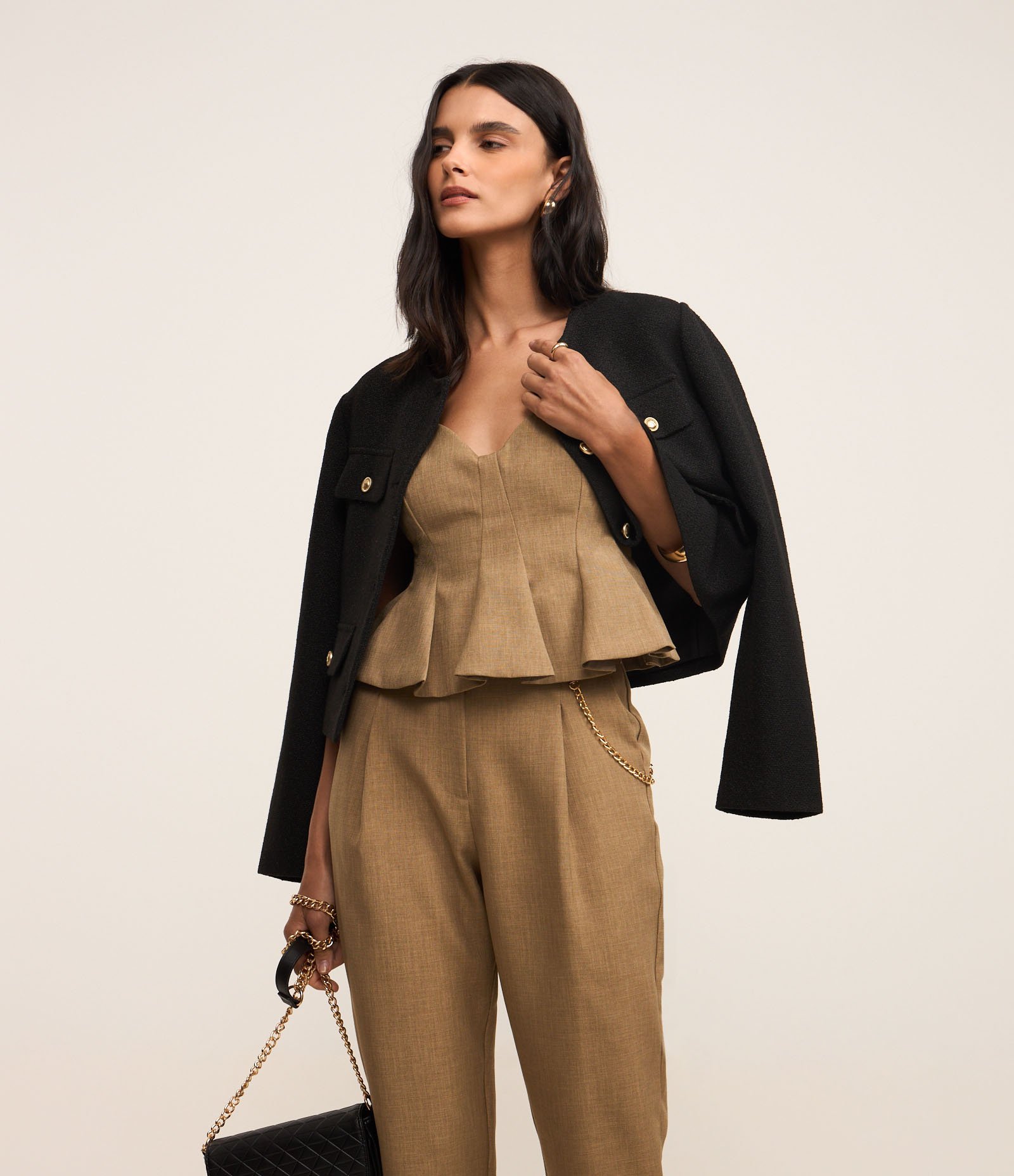 Calça Cenoura Alfaiatada Cintura Alta com Corrente nos Passantes Marrom 3