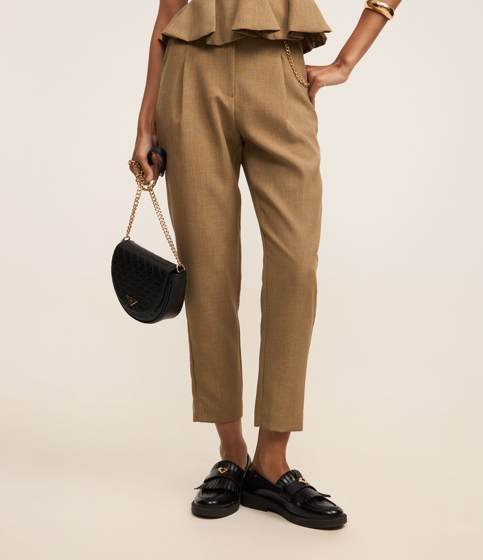 Calça Cenoura Alfaiatada Cintura Alta com Corrente nos Passantes Marrom 4