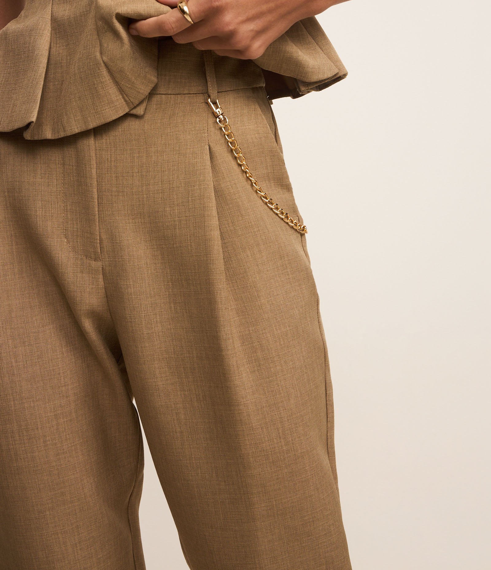 Calça Cenoura Alfaiatada Cintura Alta com Corrente nos Passantes Marrom 5