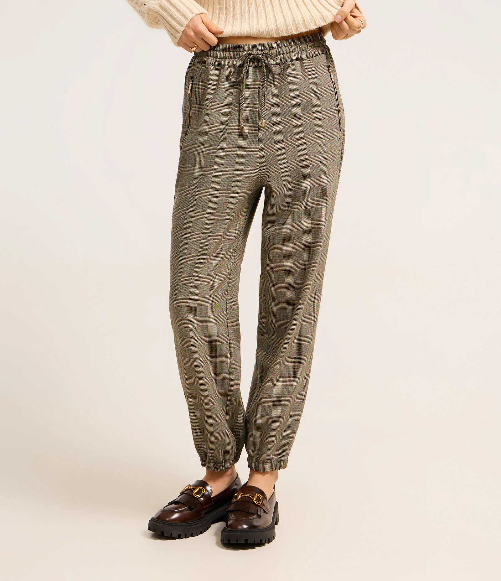 Calça Jogger Alfaiatada Xadrez com Fio Metalizado Cinza 1