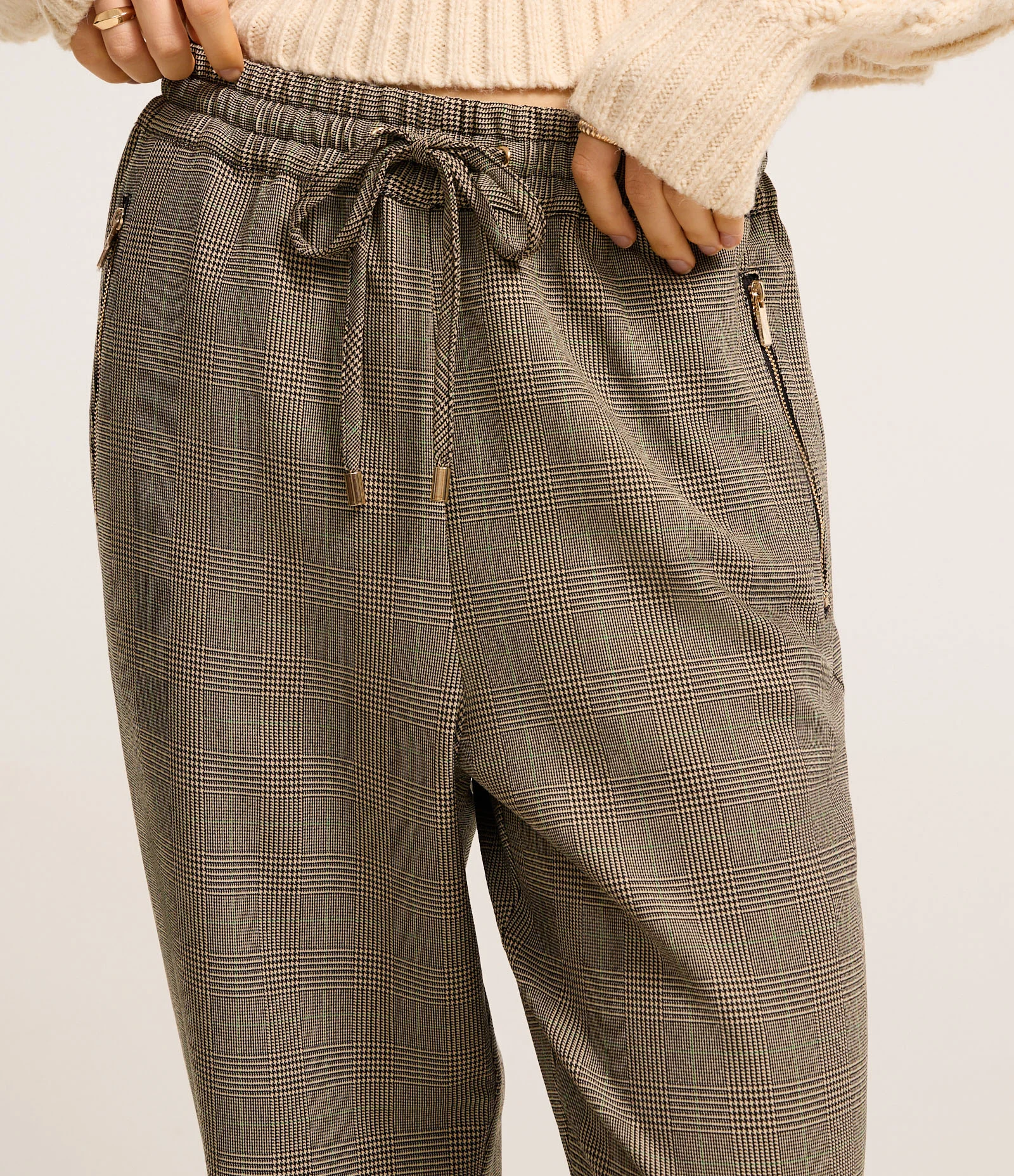 Calça Jogger Alfaiatada Xadrez com Fio Metalizado Cinza 4