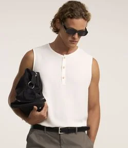 Regata Regular em Crepe com Botões na Gola