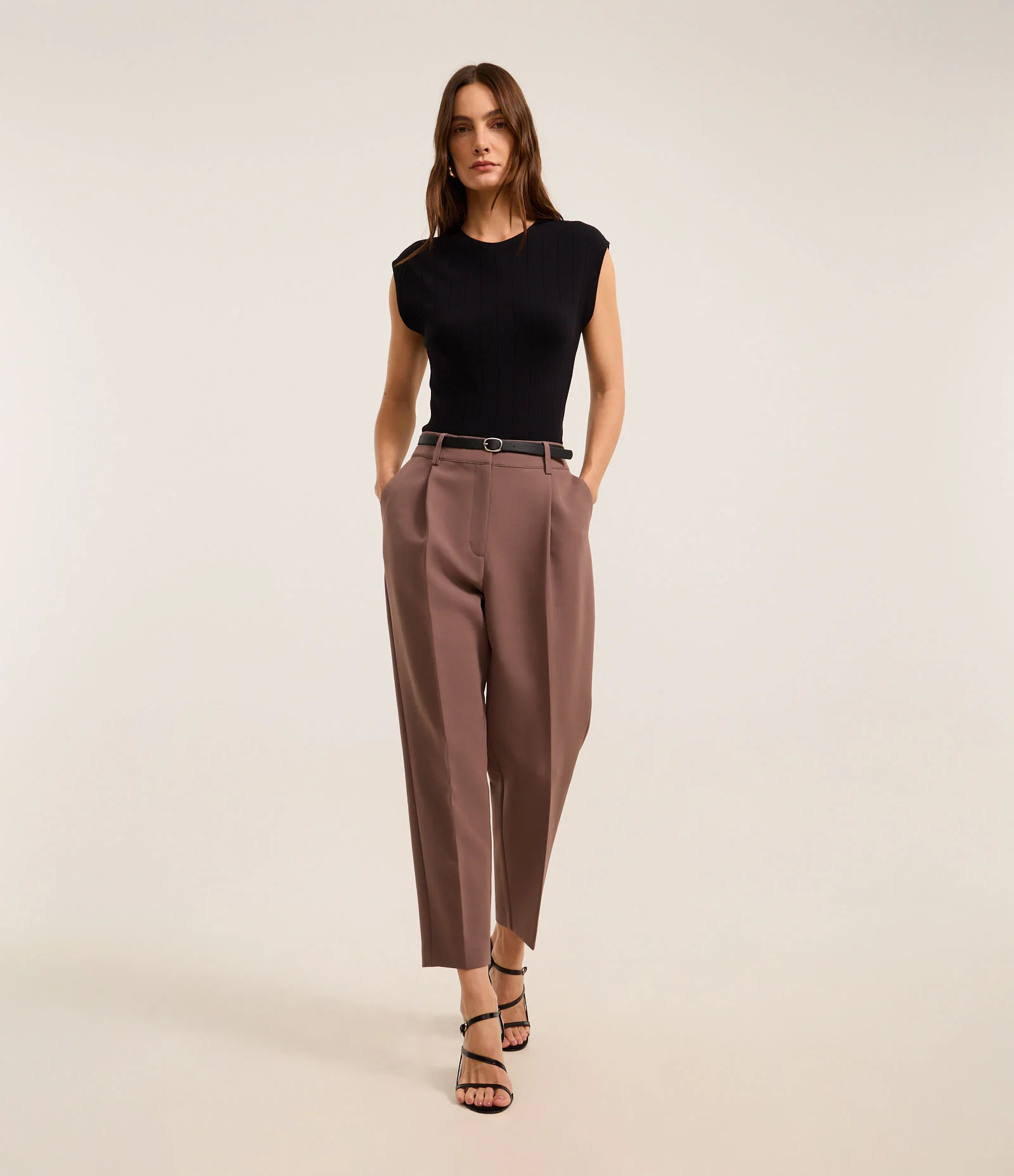 Calça Cenoura Alfaiatada com Cinto Fivela Marrom 1