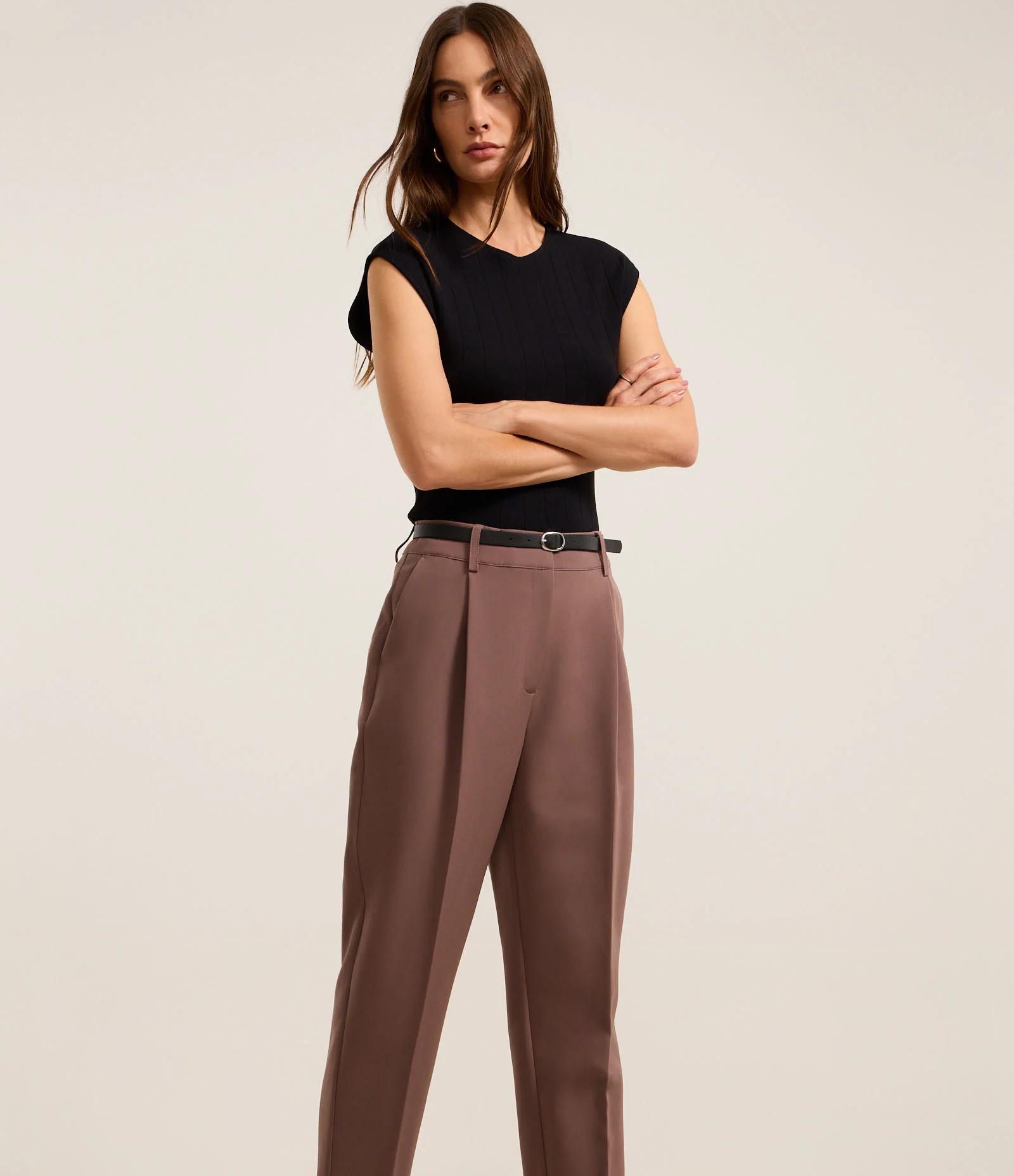 Calça Cenoura Alfaiatada com Cinto Fivela Marrom 2