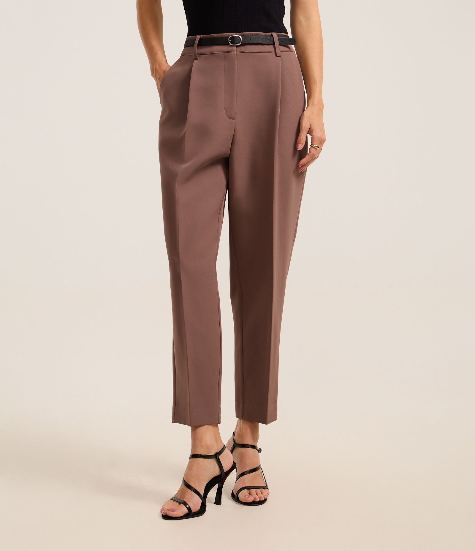 Calça Cenoura Alfaiatada com Cinto Fivela Marrom 3