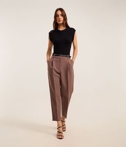 Calça Cenoura Alfaiatada com Cinto Fivela