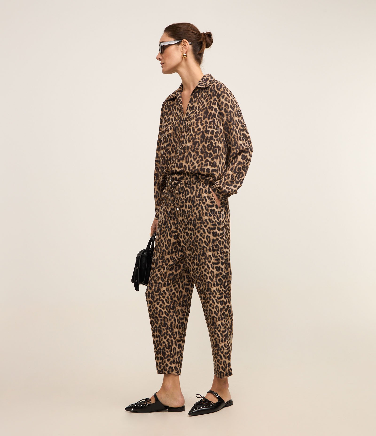 Calça Pijama Cintura Alta em Crepe Estampada Animal Print Onça Marrom 1