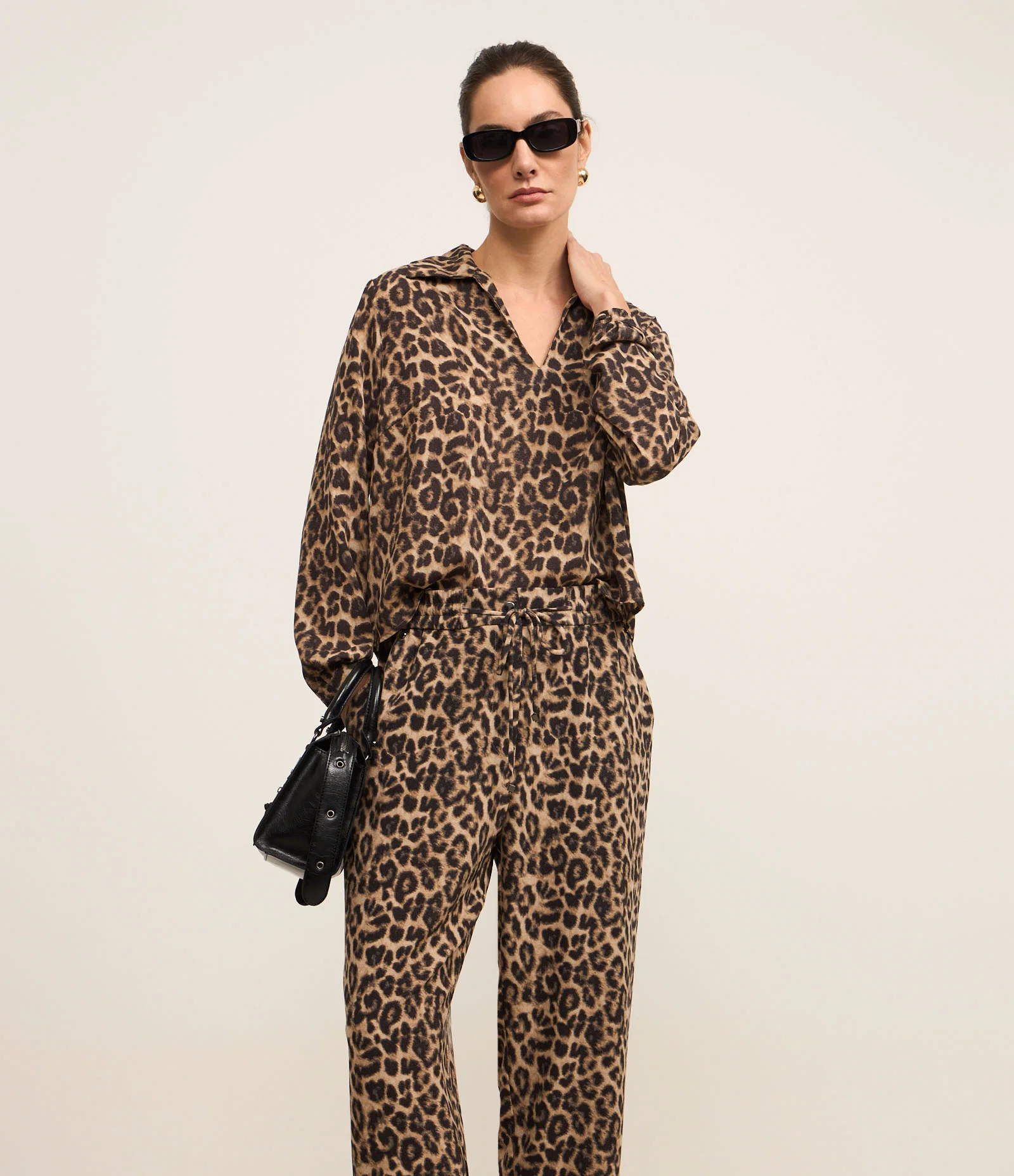 Calça Pijama Cintura Alta em Crepe Estampada Animal Print Onça Marrom 2