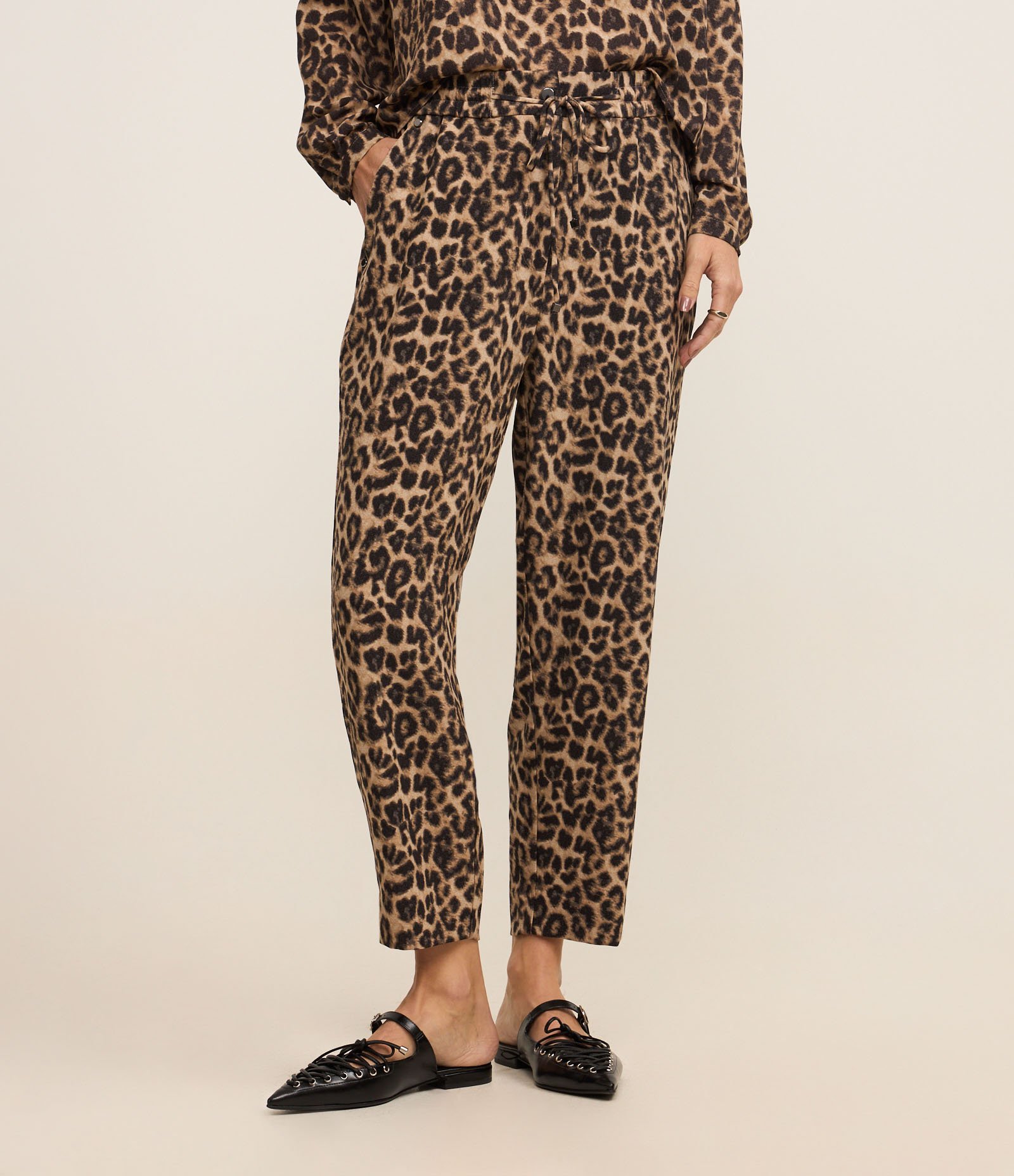 Calça Pijama Cintura Alta em Crepe Estampada Animal Print Onça Marrom 3
