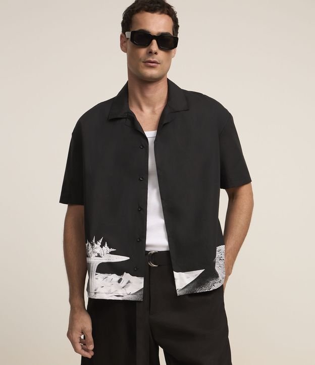 Camisa Boxy em Alfaiataria com Estampa Surrealismo na Barra