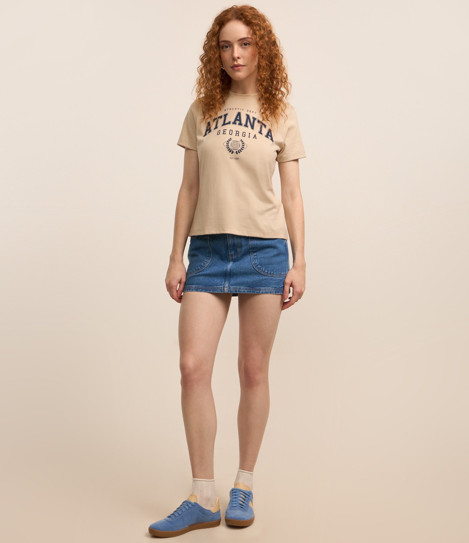 Camiseta Alongada em Algodão com Estampa College Atlanta Bege Acinzentado 2