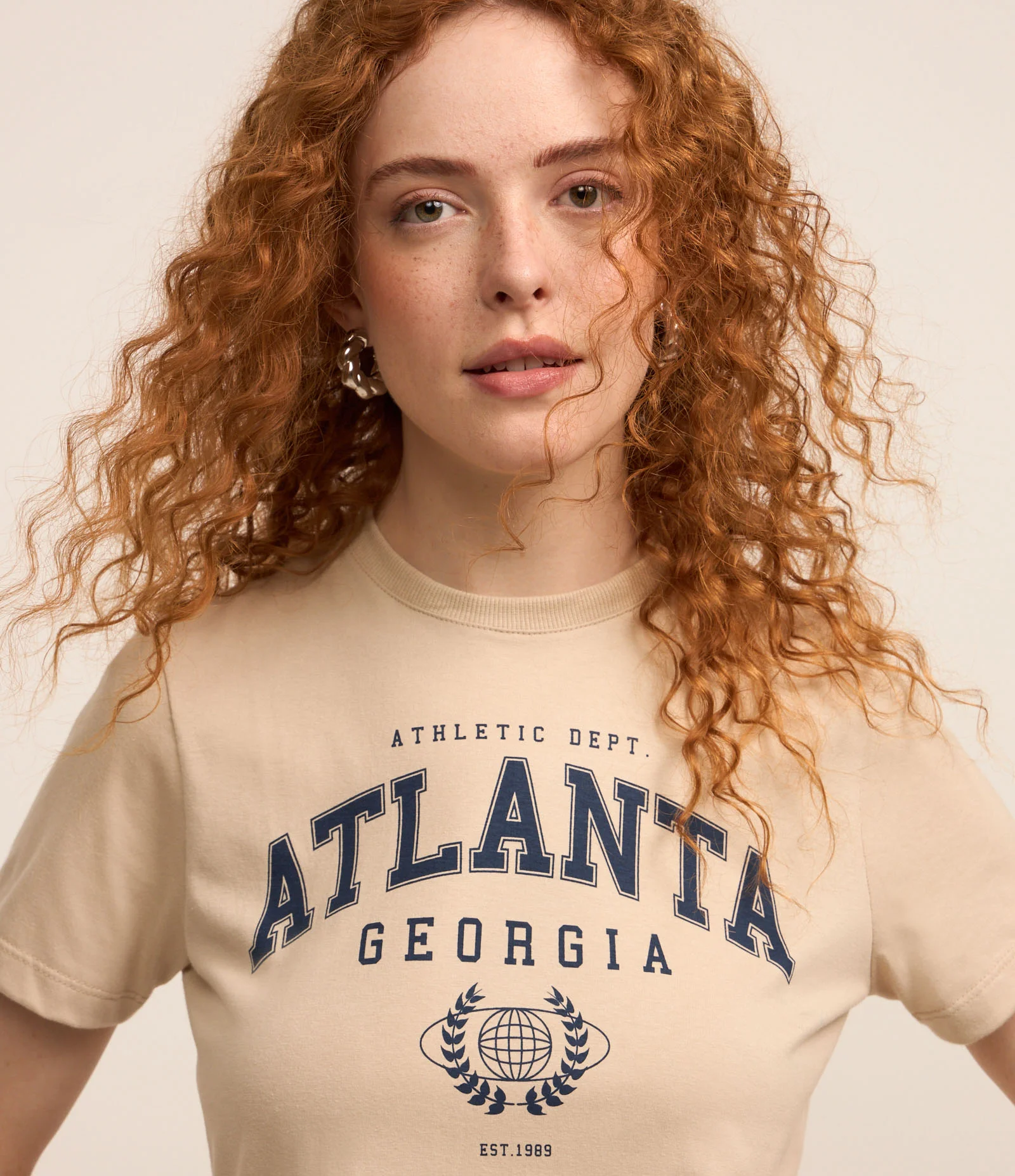 Camiseta Alongada em Algodão com Estampa College Atlanta Bege Acinzentado 3