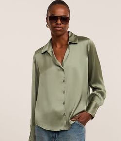 Camisa em Cetim com Recortes e Caimento Leve