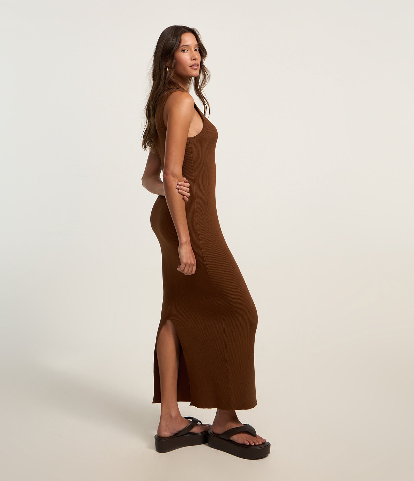 Vestido Reto New Midi em Tricô com Textura Canelada Mocha 1
