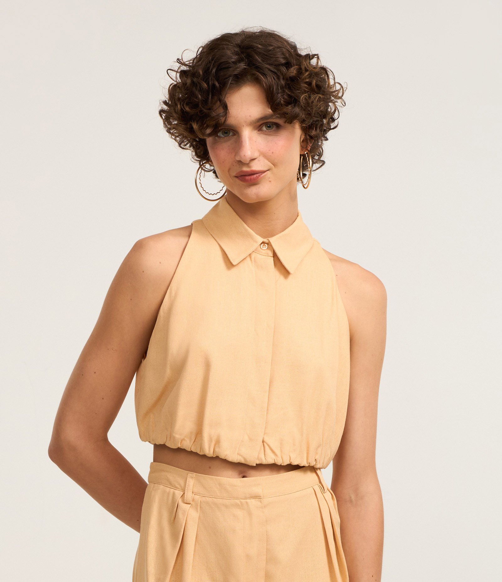 Blusa Cropped Balonê com Linho e Recorte Vazado nas Costas Bege 1