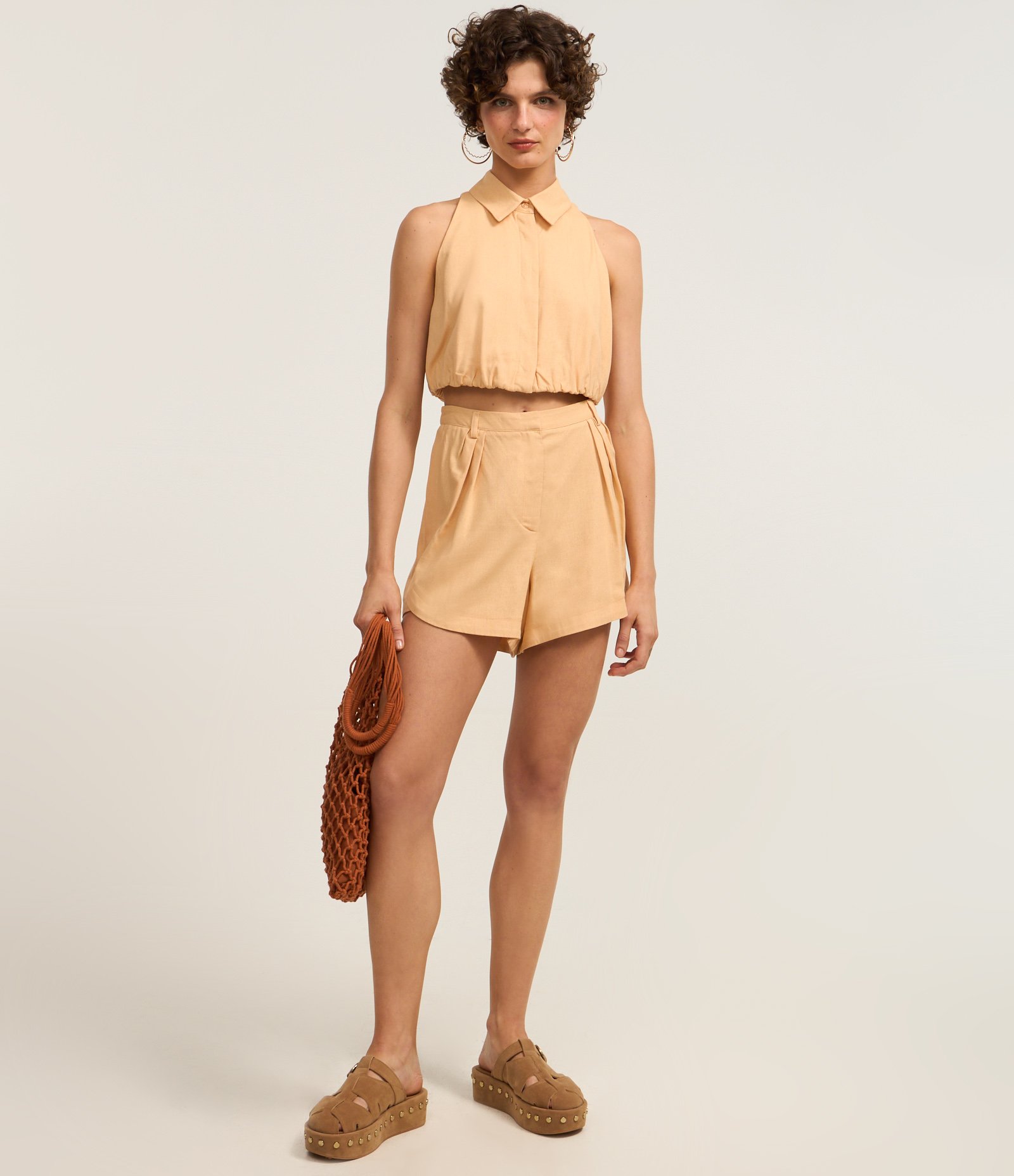 Blusa Cropped Balonê com Linho e Recorte Vazado nas Costas Bege 2