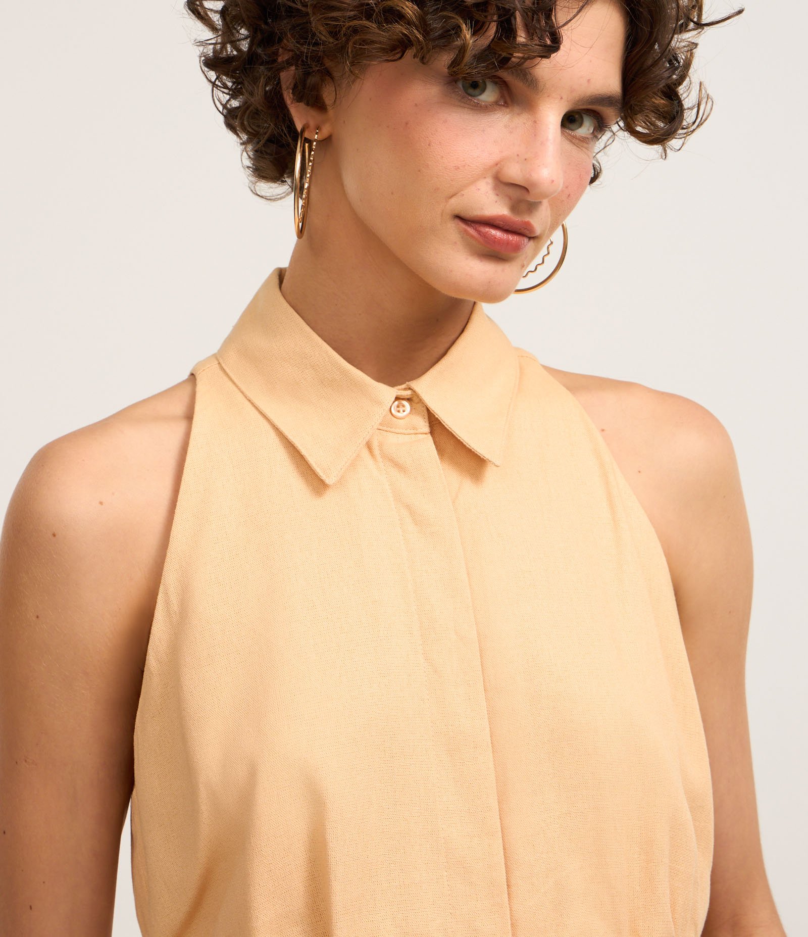 Blusa Cropped Balonê com Linho e Recorte Vazado nas Costas Bege 3