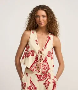 Blusa Cropped em Crepe com Amarração Frontal e Estampa Paisley