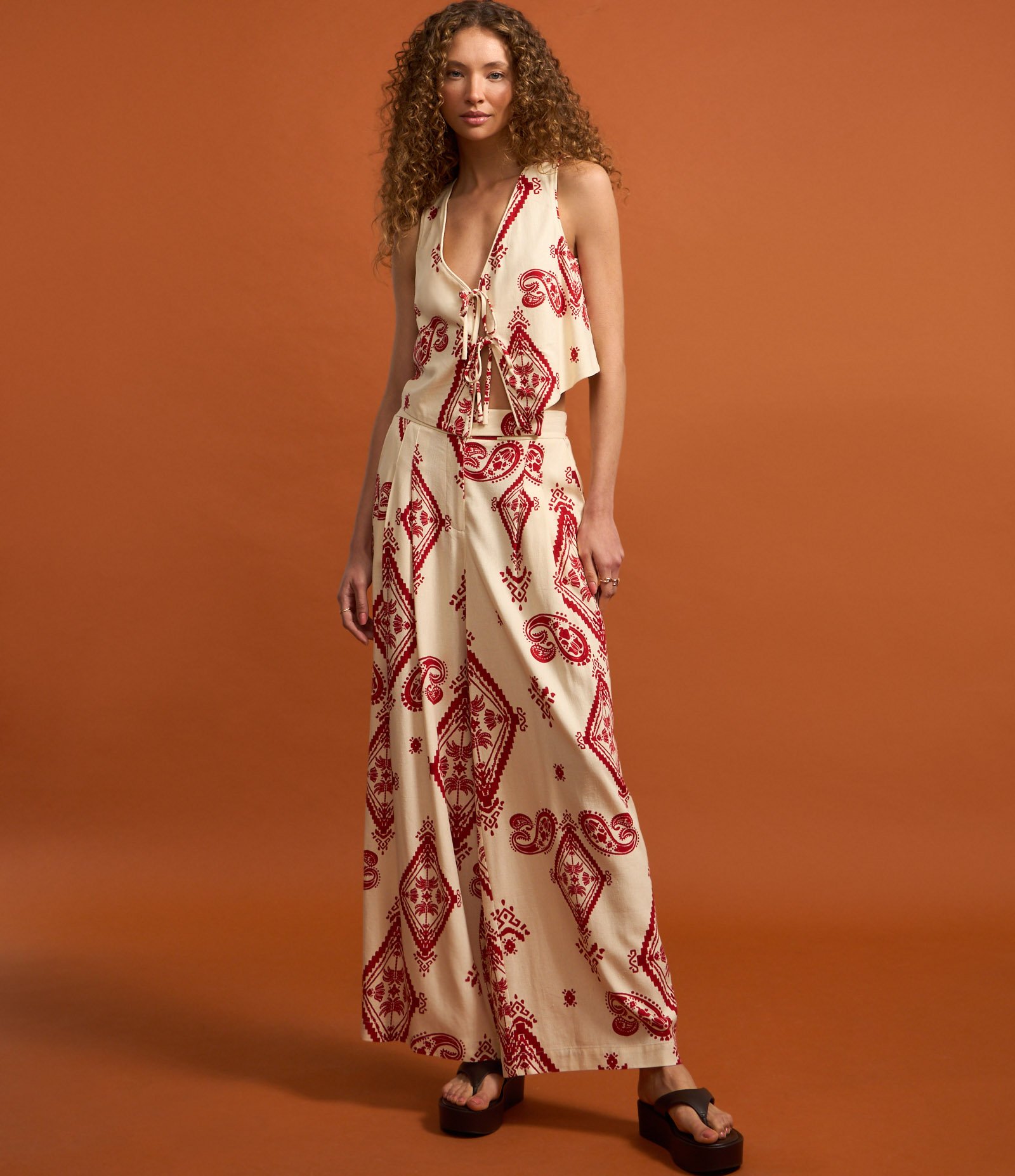 Calça Pantalona em Crepe com Pregas e Estampa Paisley Bege/Vermelho 5