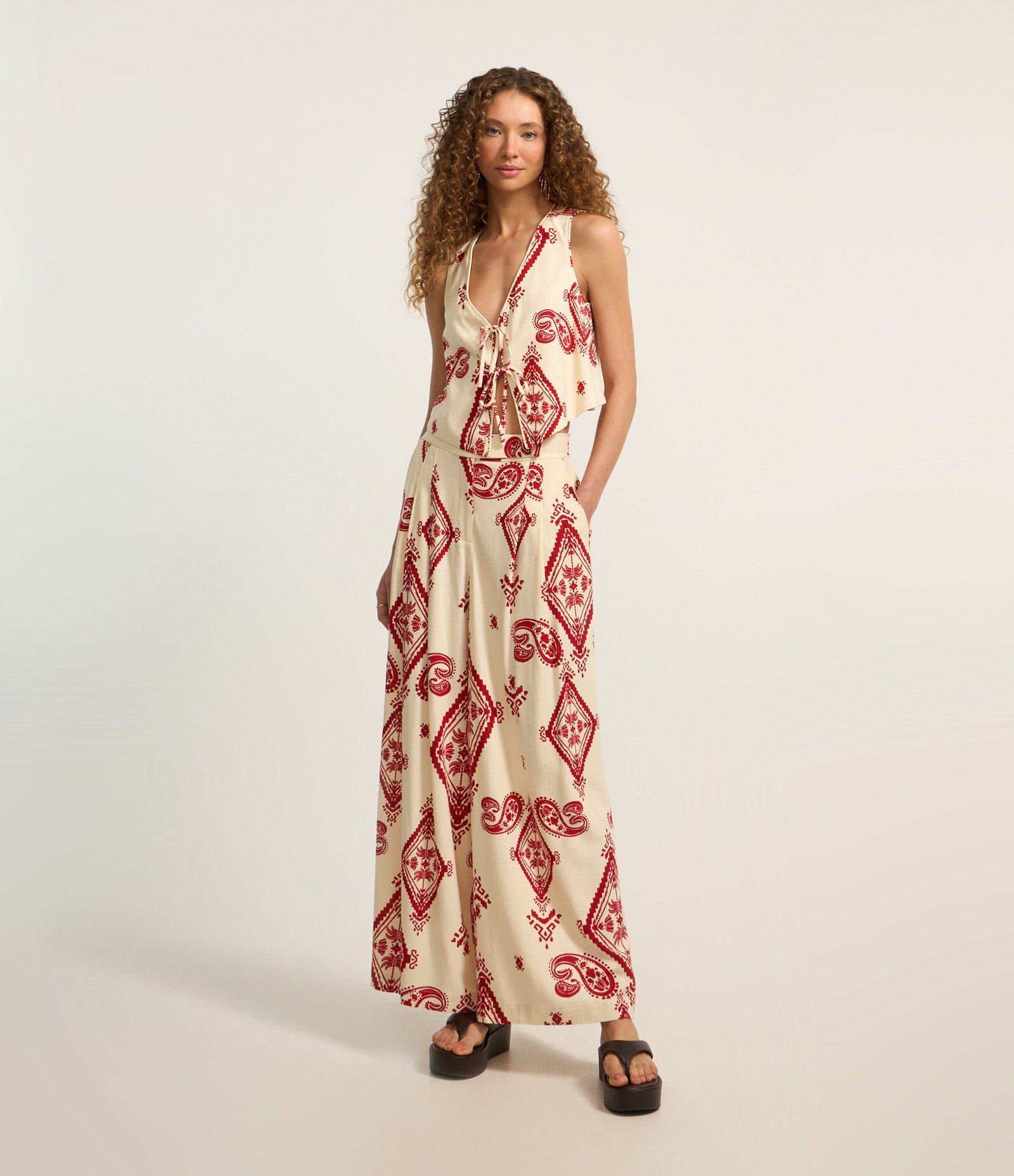 Calça Pantalona em Crepe com Pregas e Estampa Paisley Bege/Vermelho 1