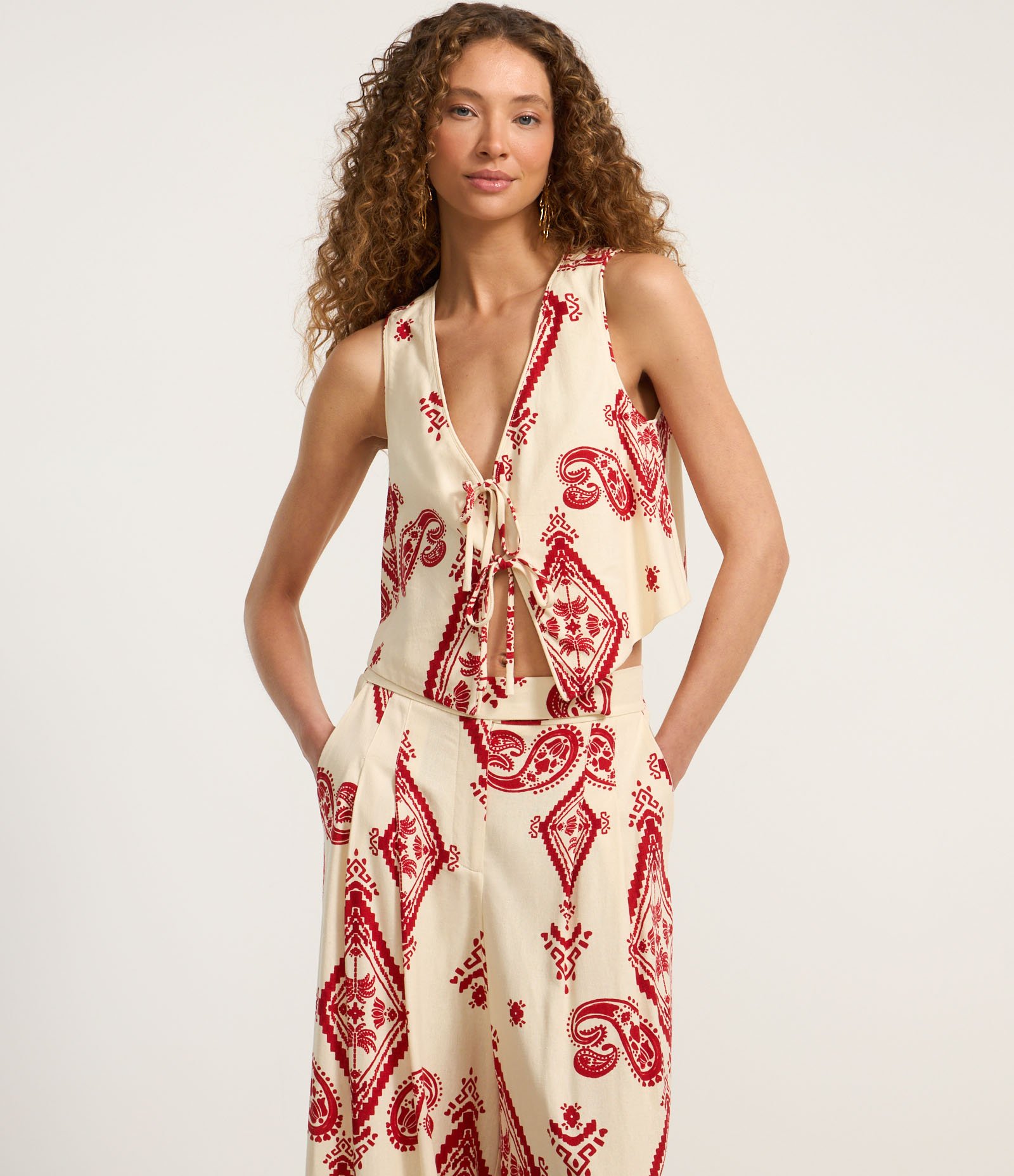 Calça Pantalona em Crepe com Pregas e Estampa Paisley Bege/Vermelho 2