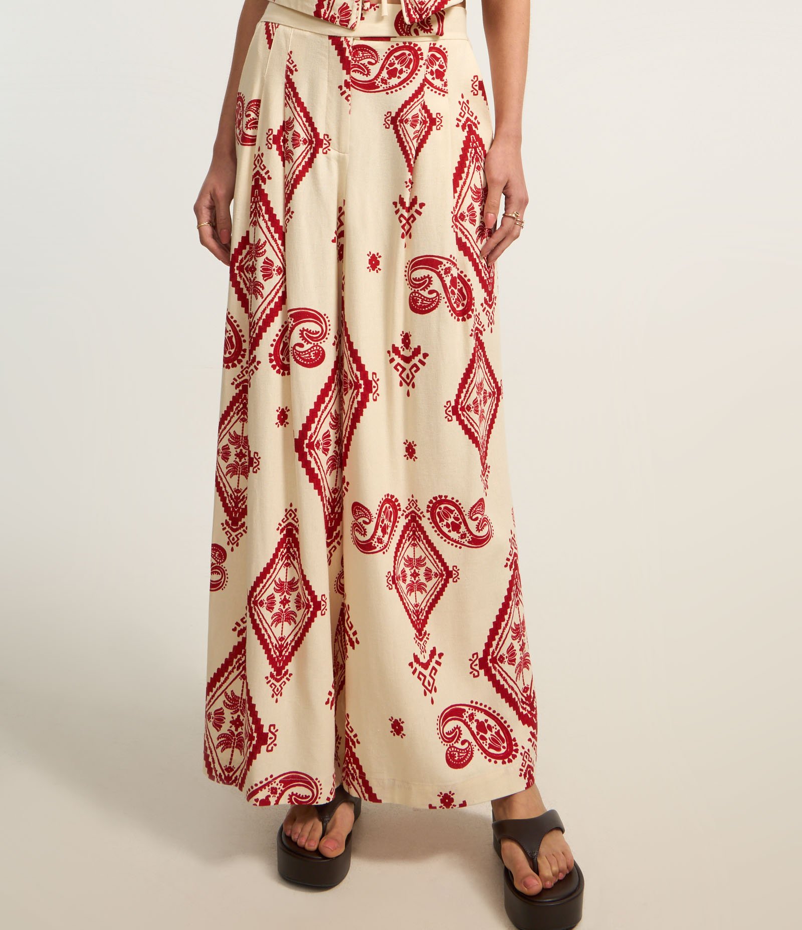 Calça Pantalona em Crepe com Pregas e Estampa Paisley Bege/Vermelho 3