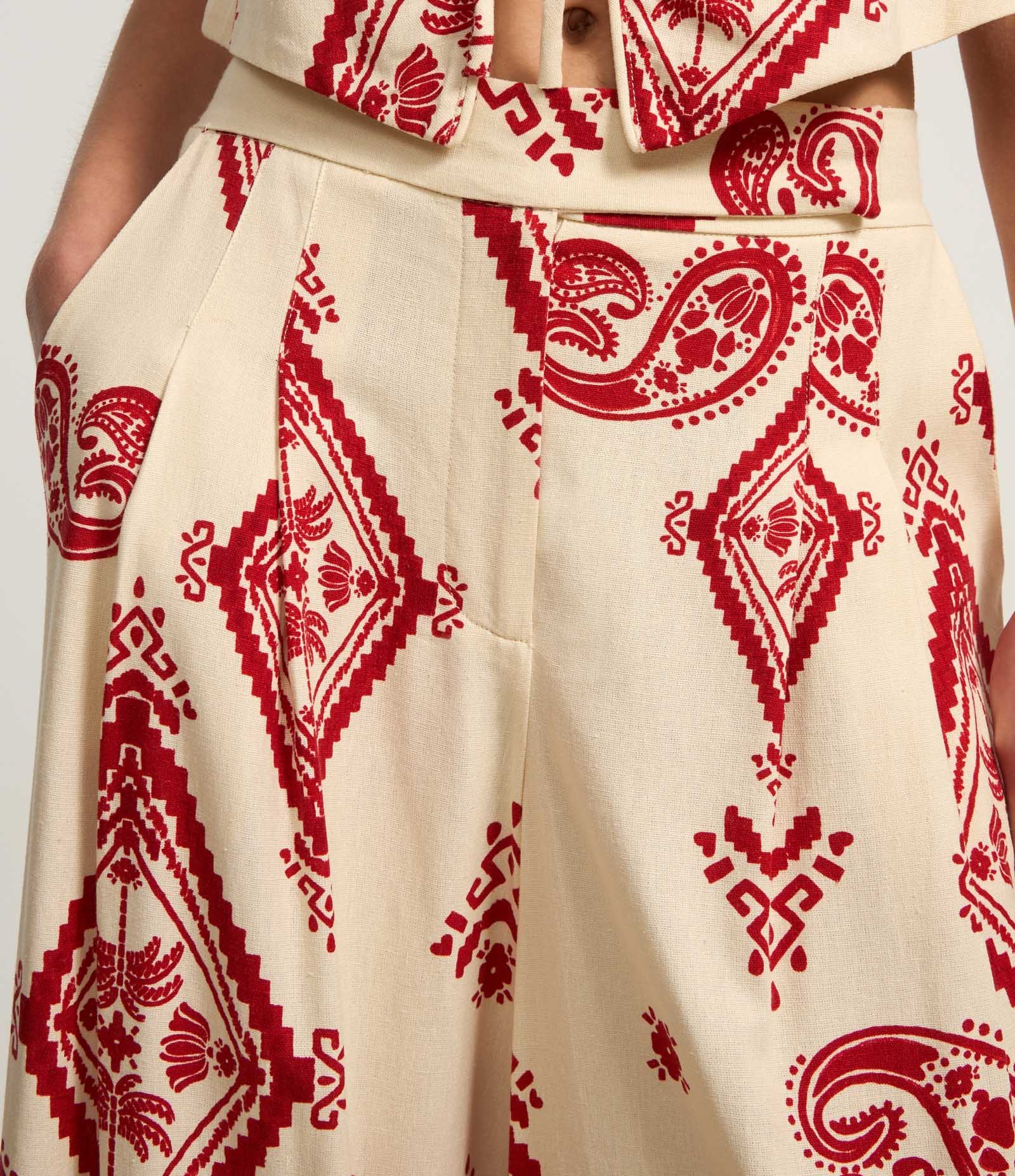 Calça Pantalona em Crepe com Pregas e Estampa Paisley Bege/Vermelho 4