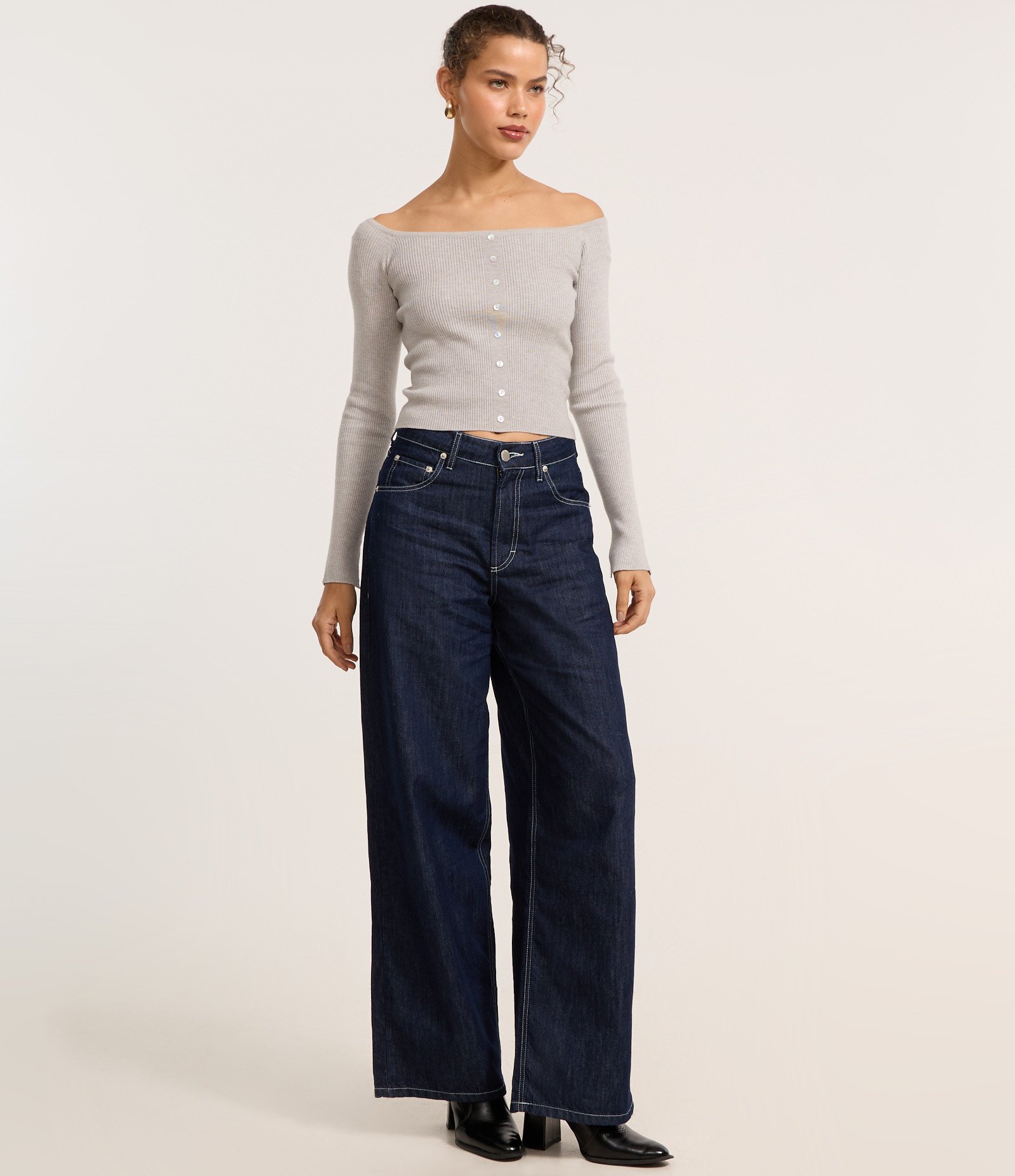 Blusa em Tricô Ombro a Ombro e Botõezinhos Frontais Cinza 2