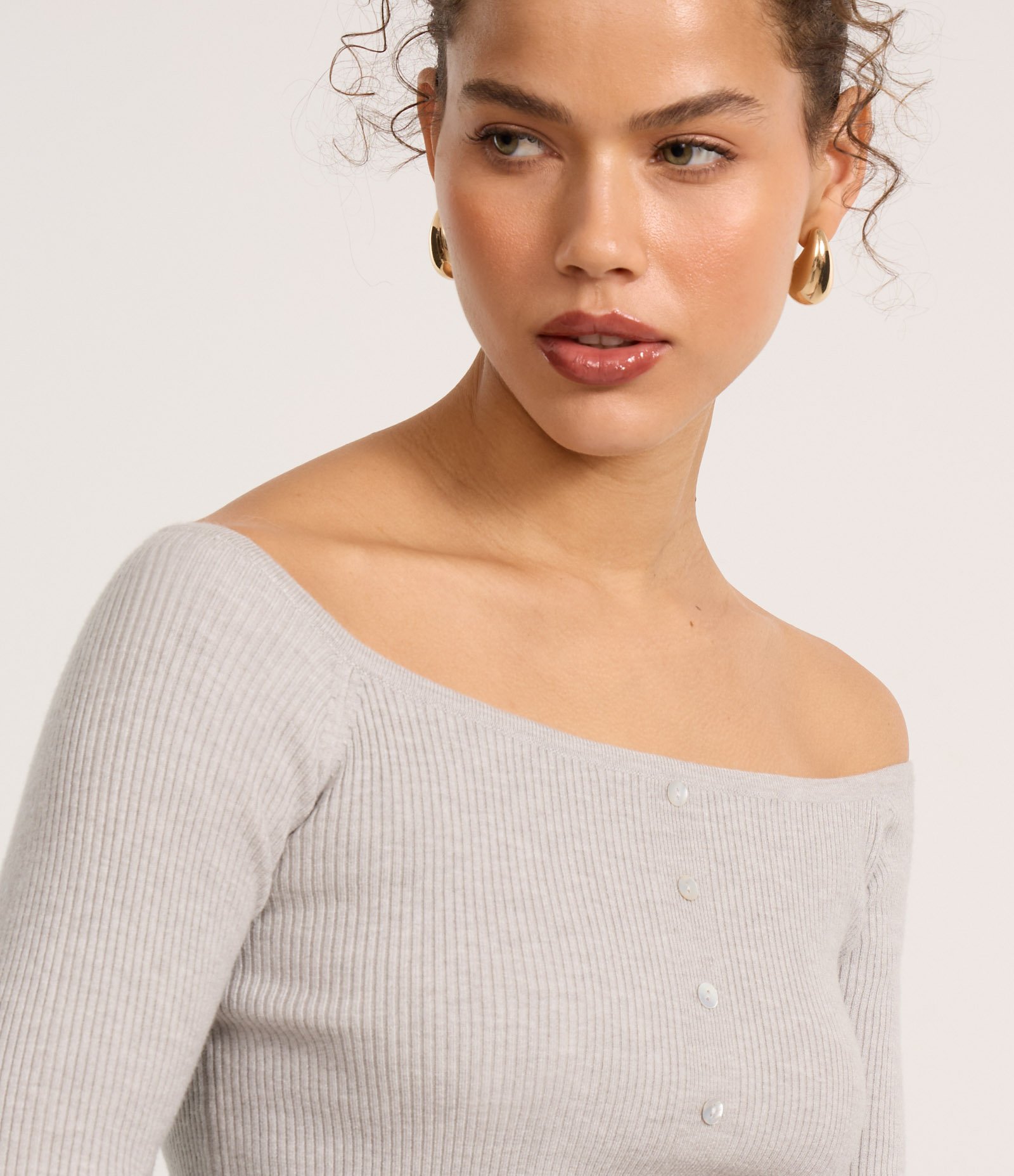 Blusa em Tricô Ombro a Ombro e Botõezinhos Frontais Cinza 3