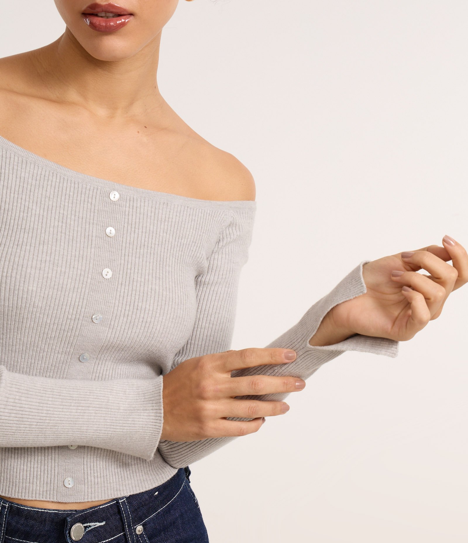 Blusa em Tricô Ombro a Ombro e Botõezinhos Frontais Cinza 4