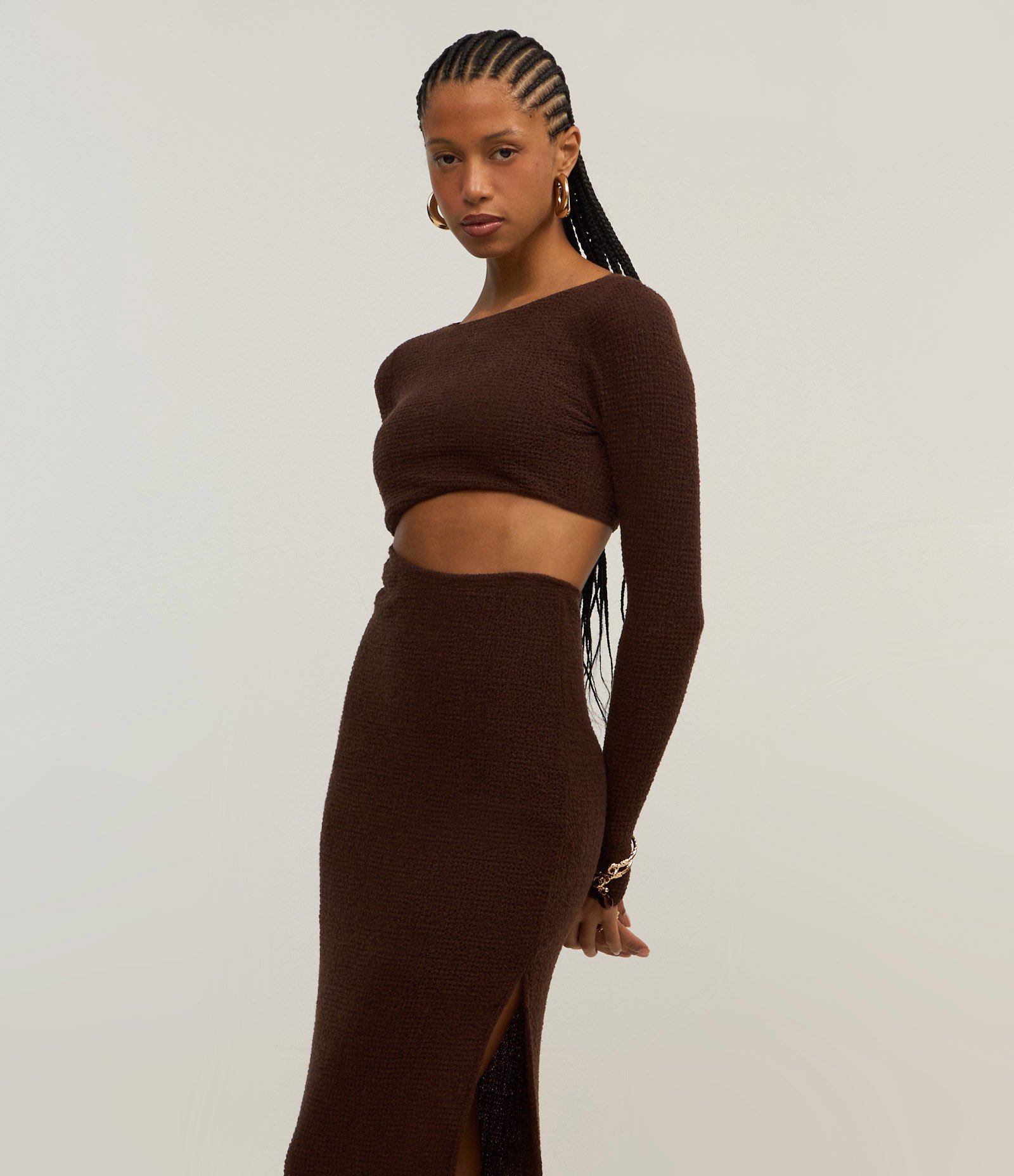 Vestido Midi Texturizado com Recorte Vazado na Cintura Marrom 2
