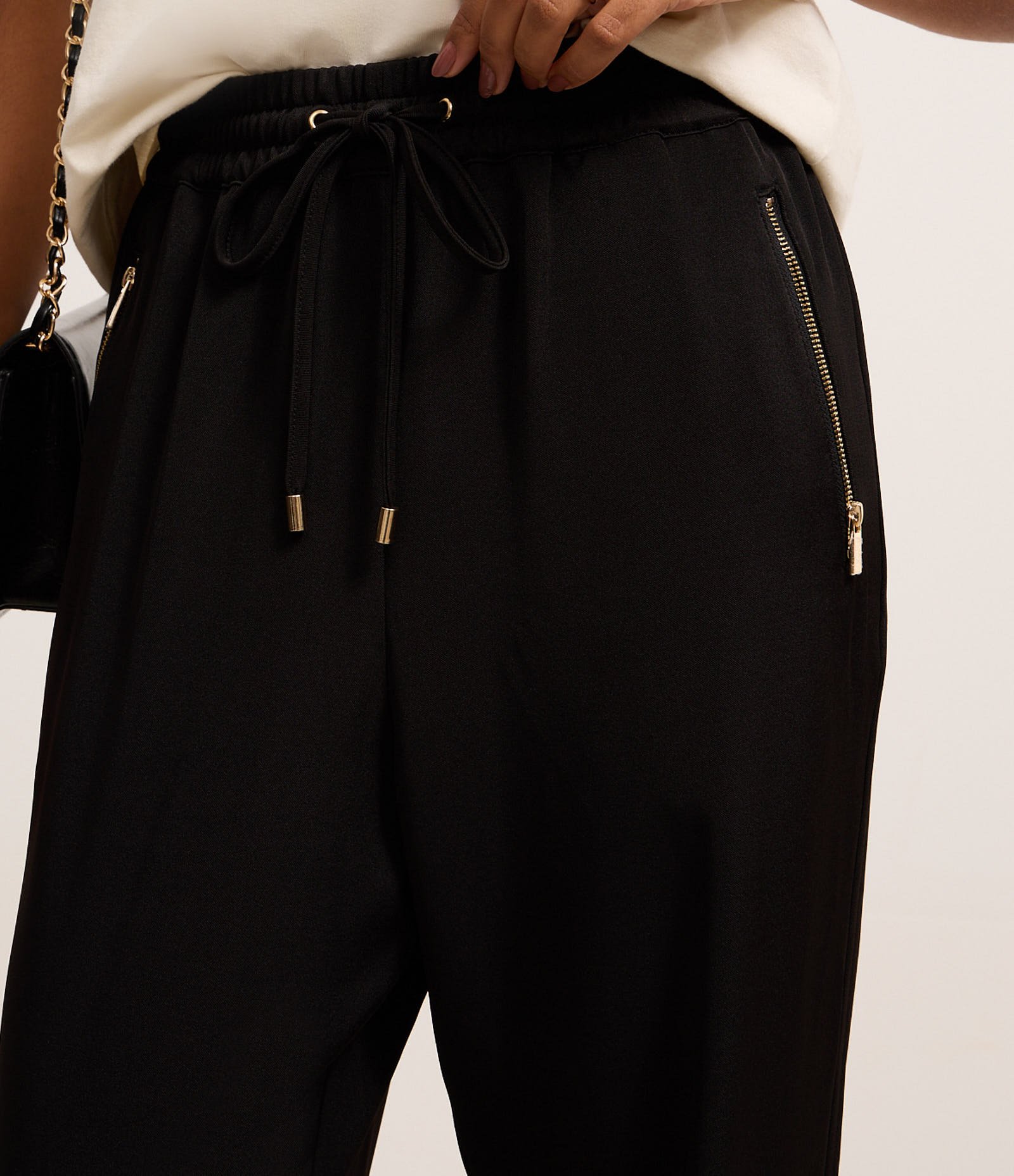 Calça Jogger Alfaiatada com Forro e Zíper Metalizado Preto 3