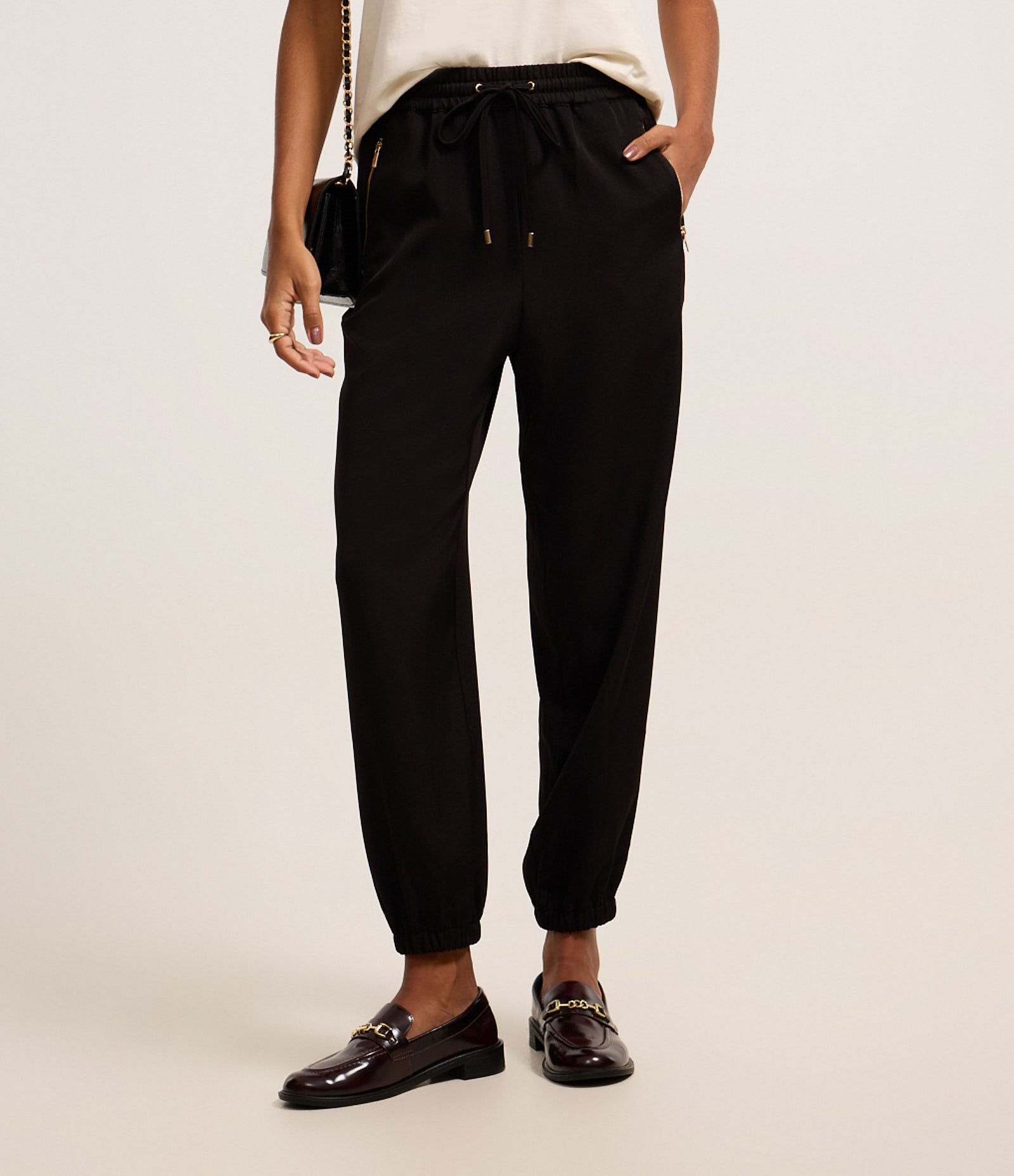 Calça Jogger Alfaiatada com Forro e Zíper Metalizado Preto 4