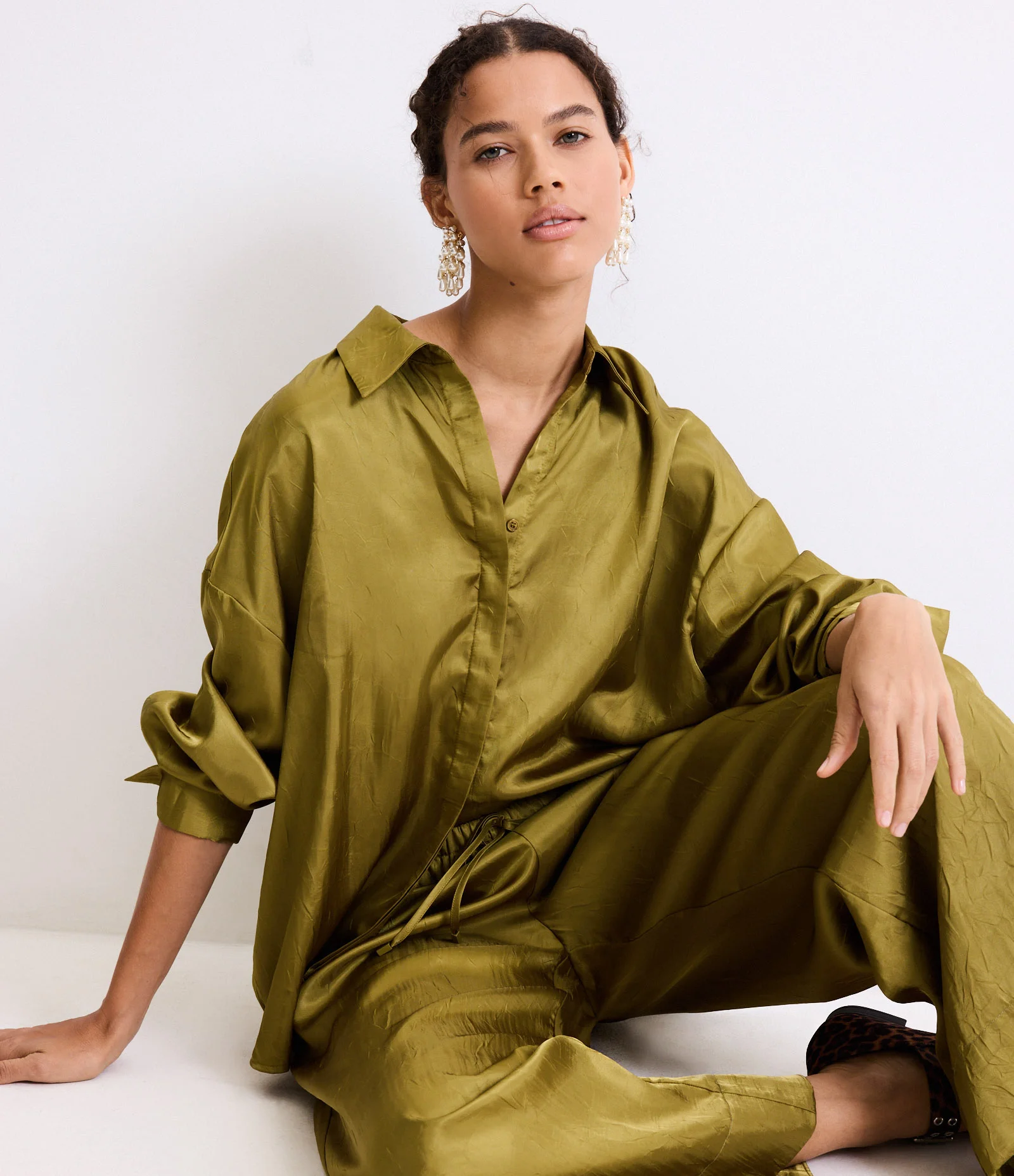 Camisa Acetinada com Botões e Manga Longa Verde 1