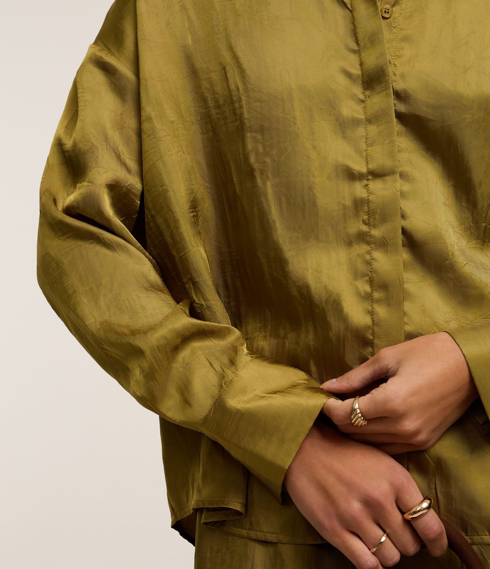 Camisa Acetinada com Botões e Manga Longa Verde 5