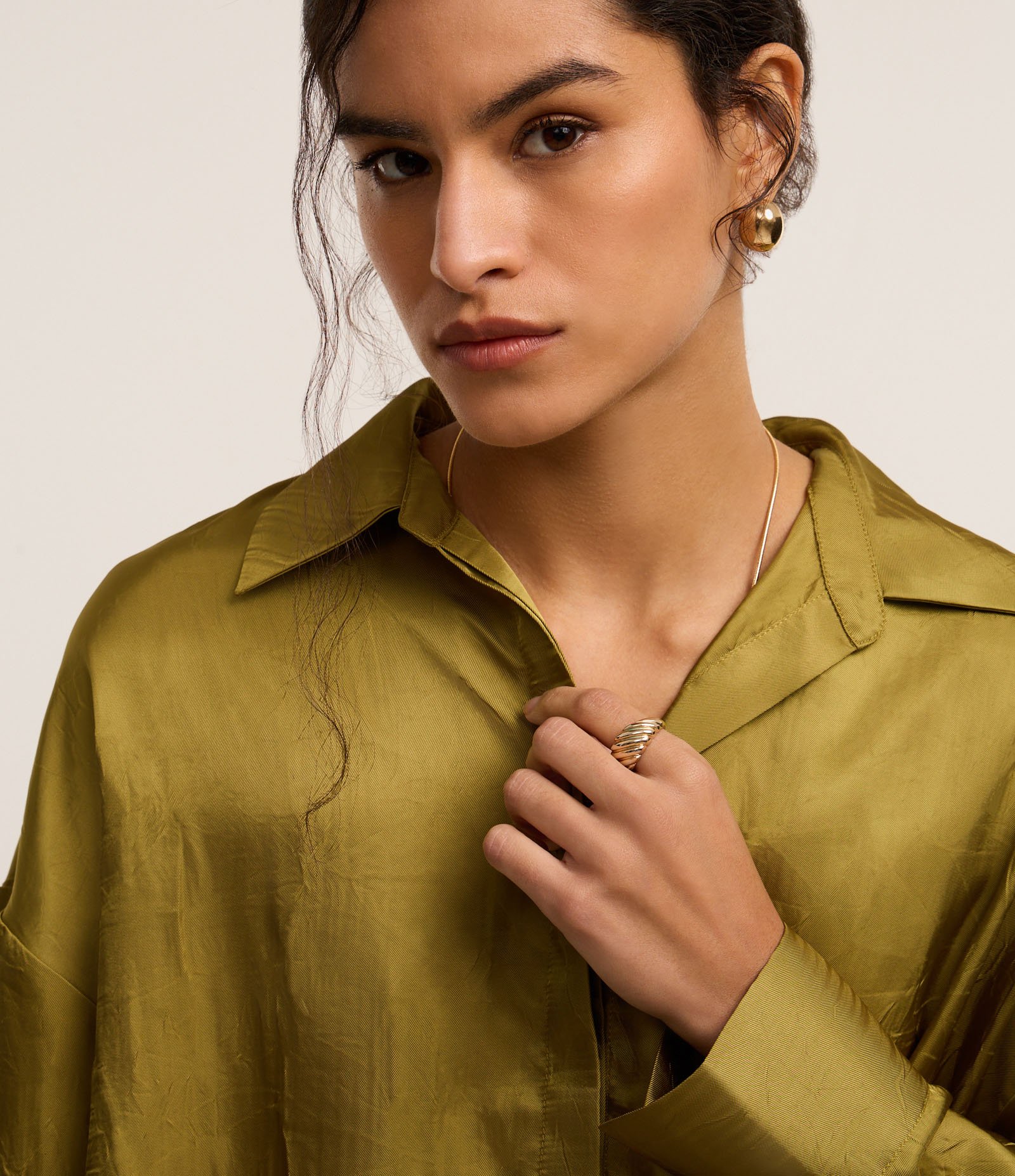 Camisa Acetinada com Botões e Manga Longa Verde 6