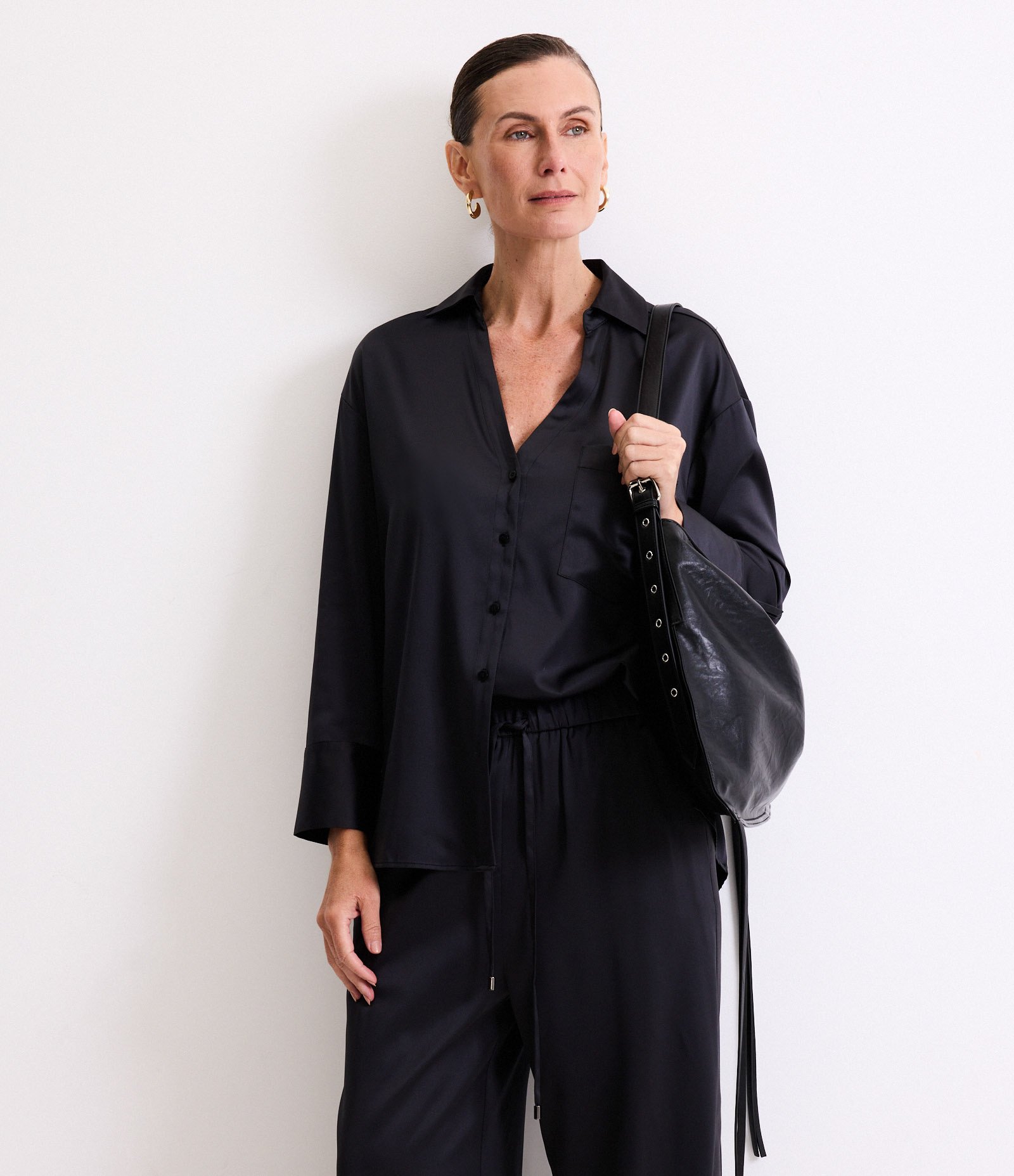 Camisa Oversized Acetinada com Caimento Leve Preto 1