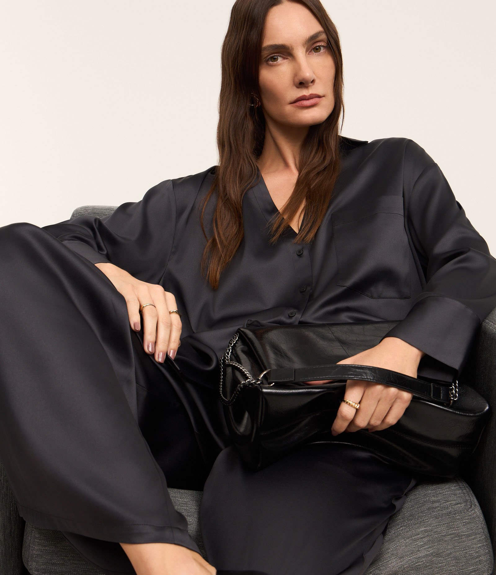 Camisa Oversized Acetinada com Caimento Leve Preto 2