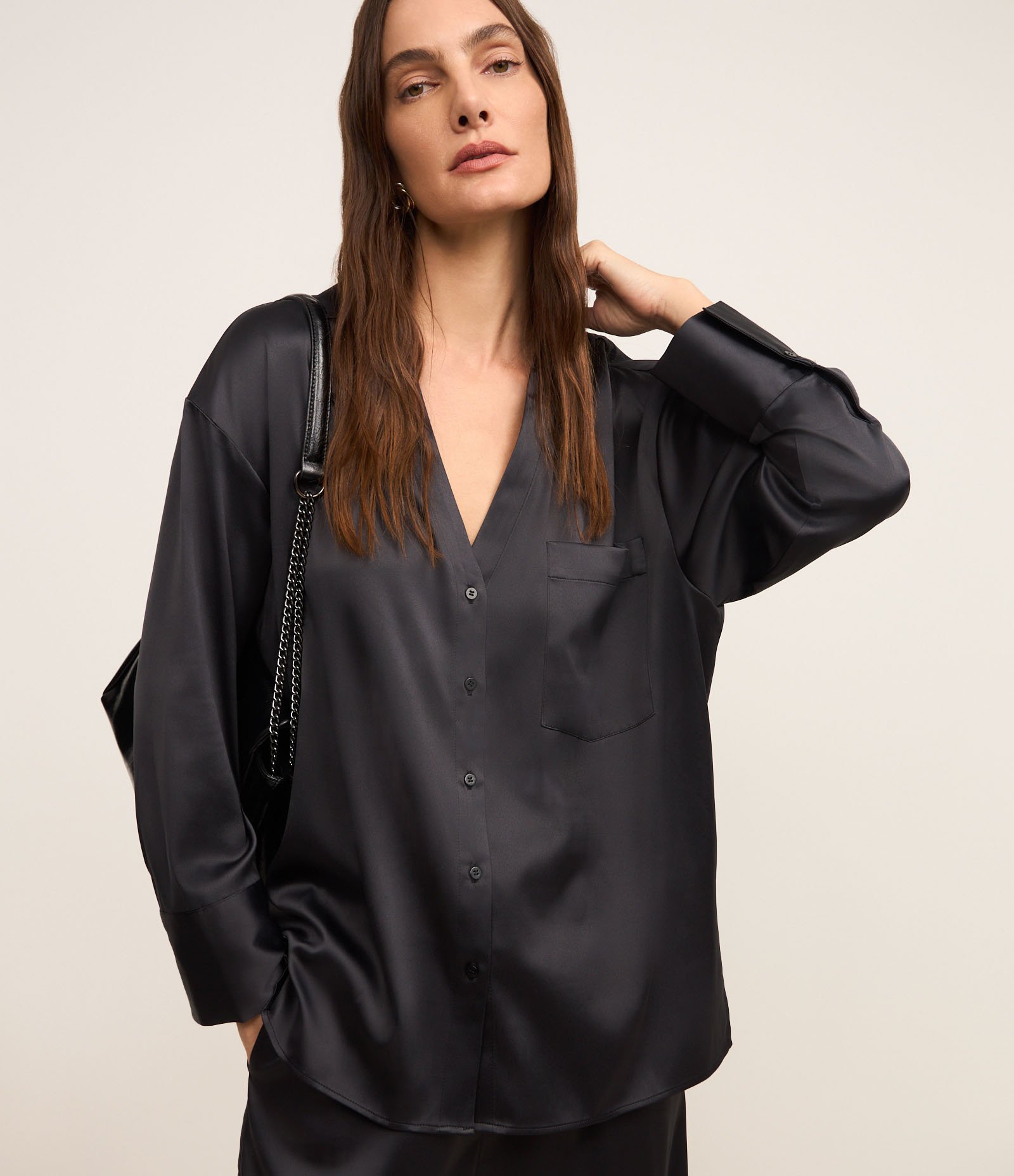 Camisa Oversized Acetinada com Caimento Leve Preto 3