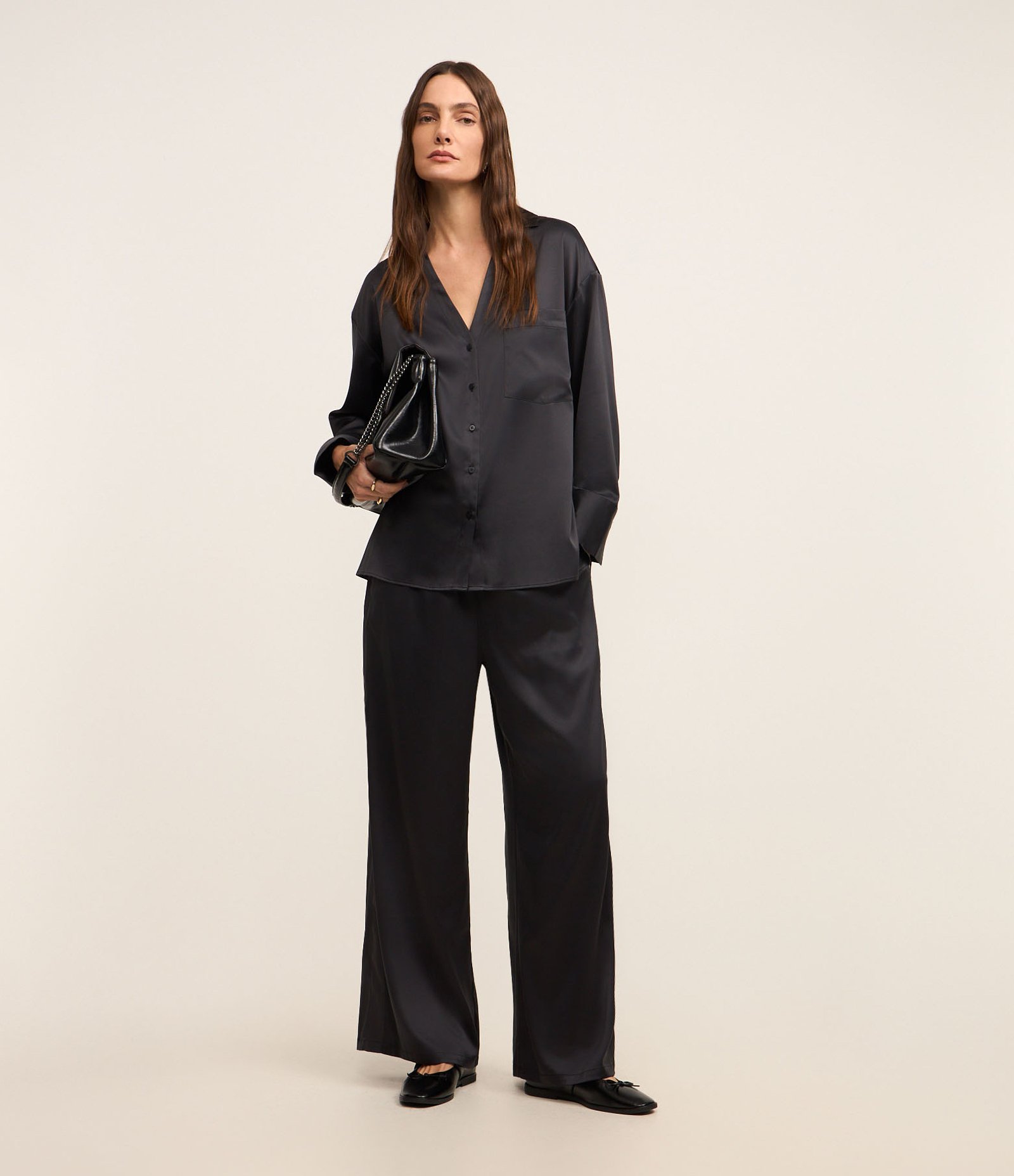 Camisa Oversized Acetinada com Caimento Leve Preto 4