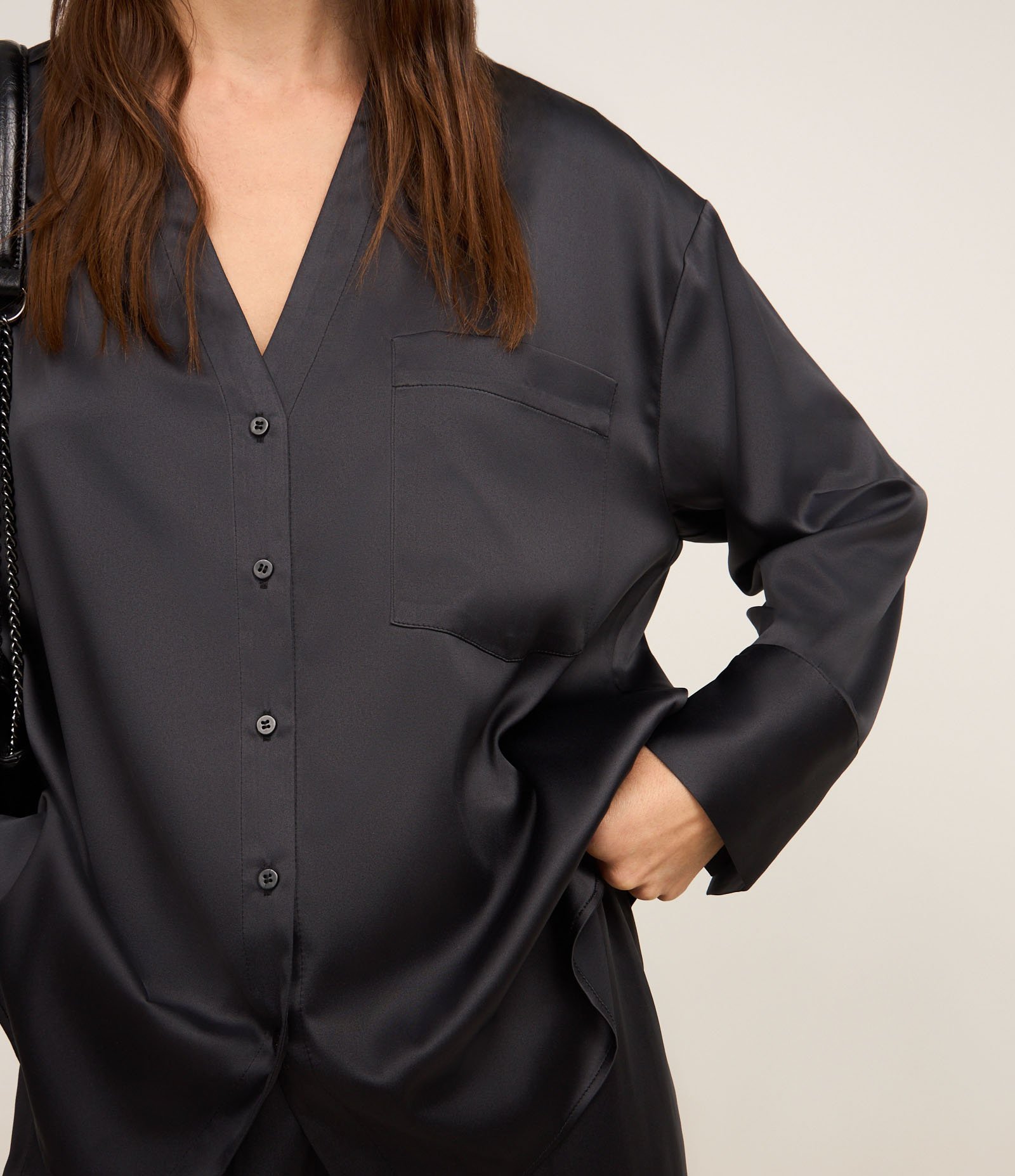 Camisa Oversized Acetinada com Caimento Leve Preto 5