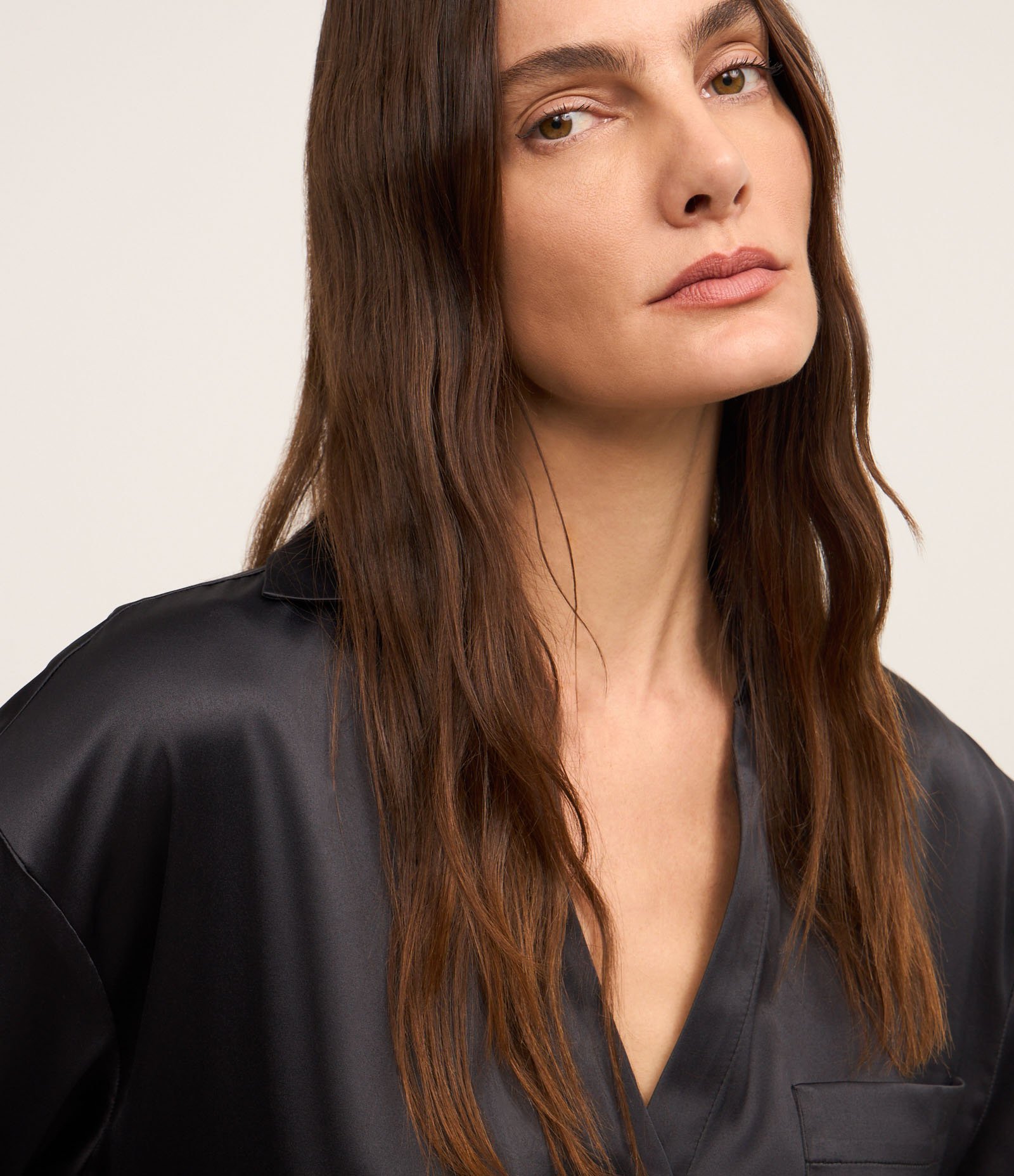 Camisa Oversized Acetinada com Caimento Leve Preto 6