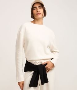 Blusa em Moletinho com Friso Frontal e Gola Média