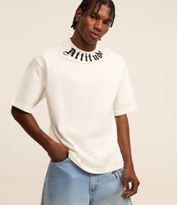 Camiseta Relaxed em Malhão com Estampa Bordada Atitude