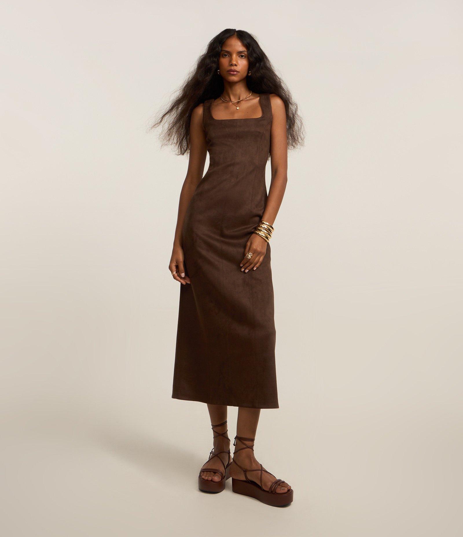 Vestido New Midi em Suede com Recortes Marrom 1