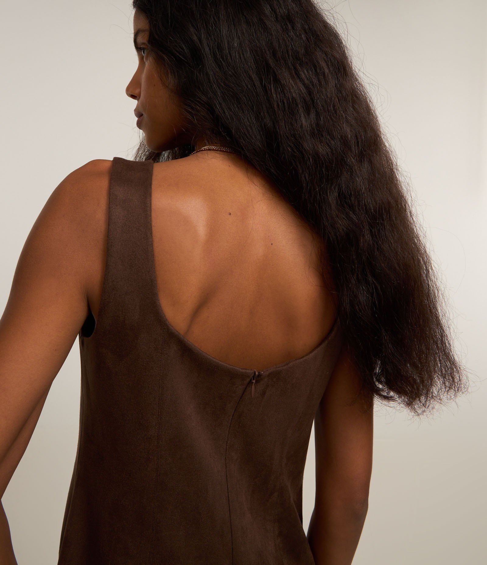 Vestido New Midi em Suede com Recortes Marrom 3